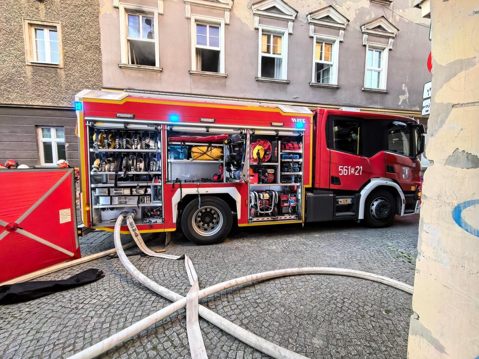 Zdjęcie w galerii na portalu naszraciborz.pl: Pożar mieszkania przy Rynku. W akcji osiem zastępów straży pożarnej wiadomości z regionu
