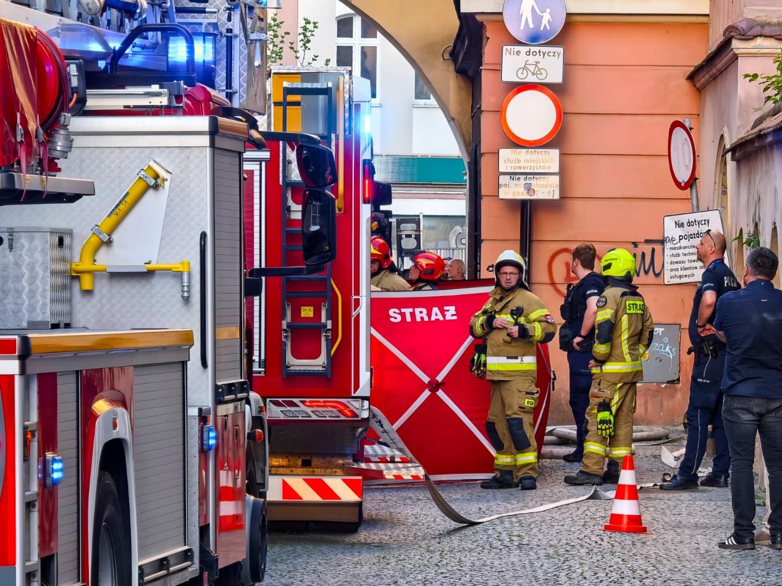 Zdjęcie w galerii na portalu naszraciborz.pl: Pożar mieszkania przy Rynku. W akcji osiem zastępów straży pożarnej wiadomości z regionu