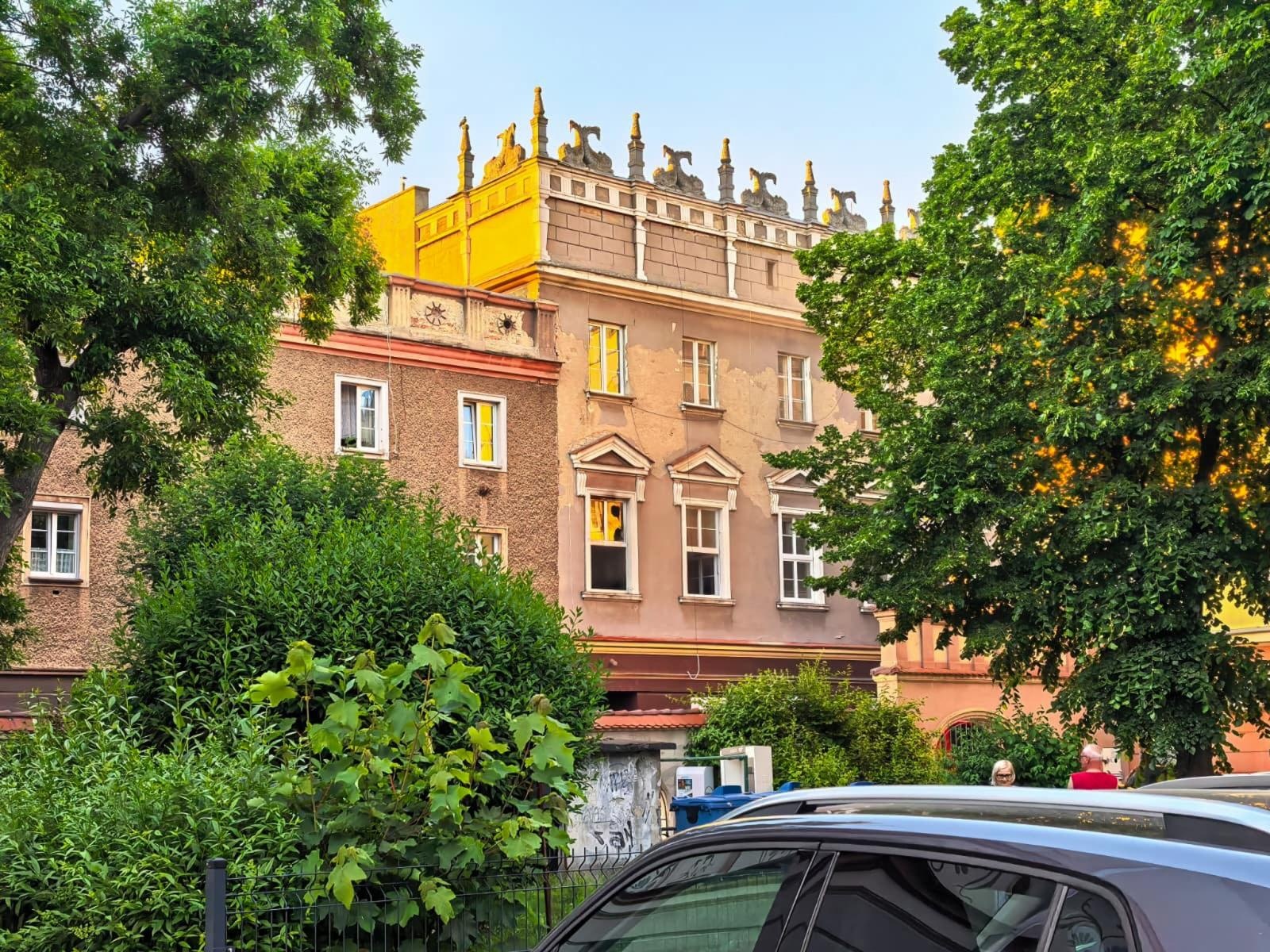 Zdjęcie w galerii na portalu naszraciborz.pl: Pożar mieszkania przy Rynku. W akcji osiem zastępów straży pożarnej wiadomości z regionu