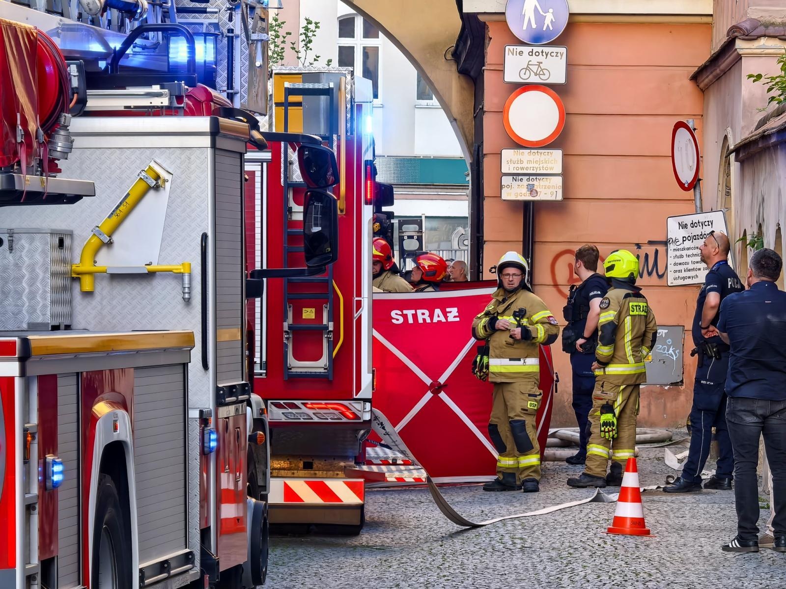 Zdjęcie w galerii na portalu naszraciborz.pl: Pożar mieszkania przy Rynku. W akcji osiem zastępów straży pożarnej wiadomości z regionu