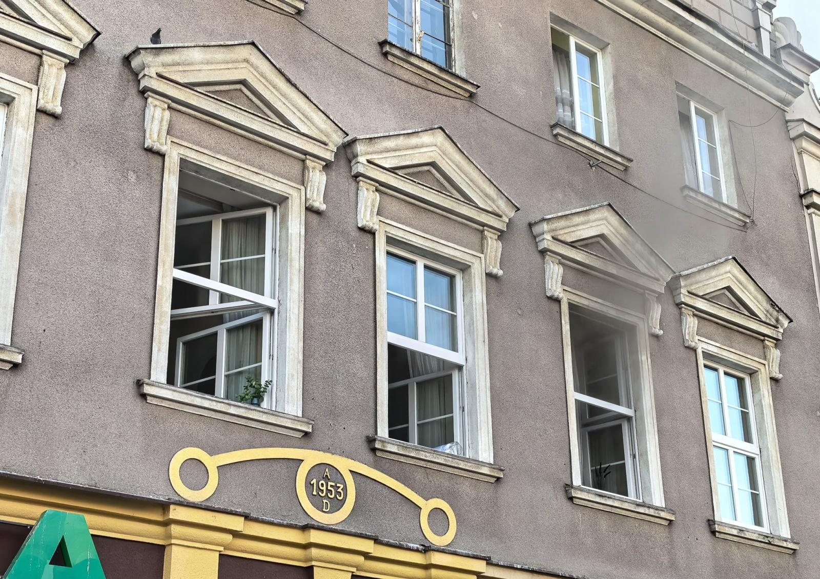 Zdjęcie w galerii na portalu naszraciborz.pl: Pożar mieszkania przy Rynku. W akcji osiem zastępów straży pożarnej wiadomości z regionu