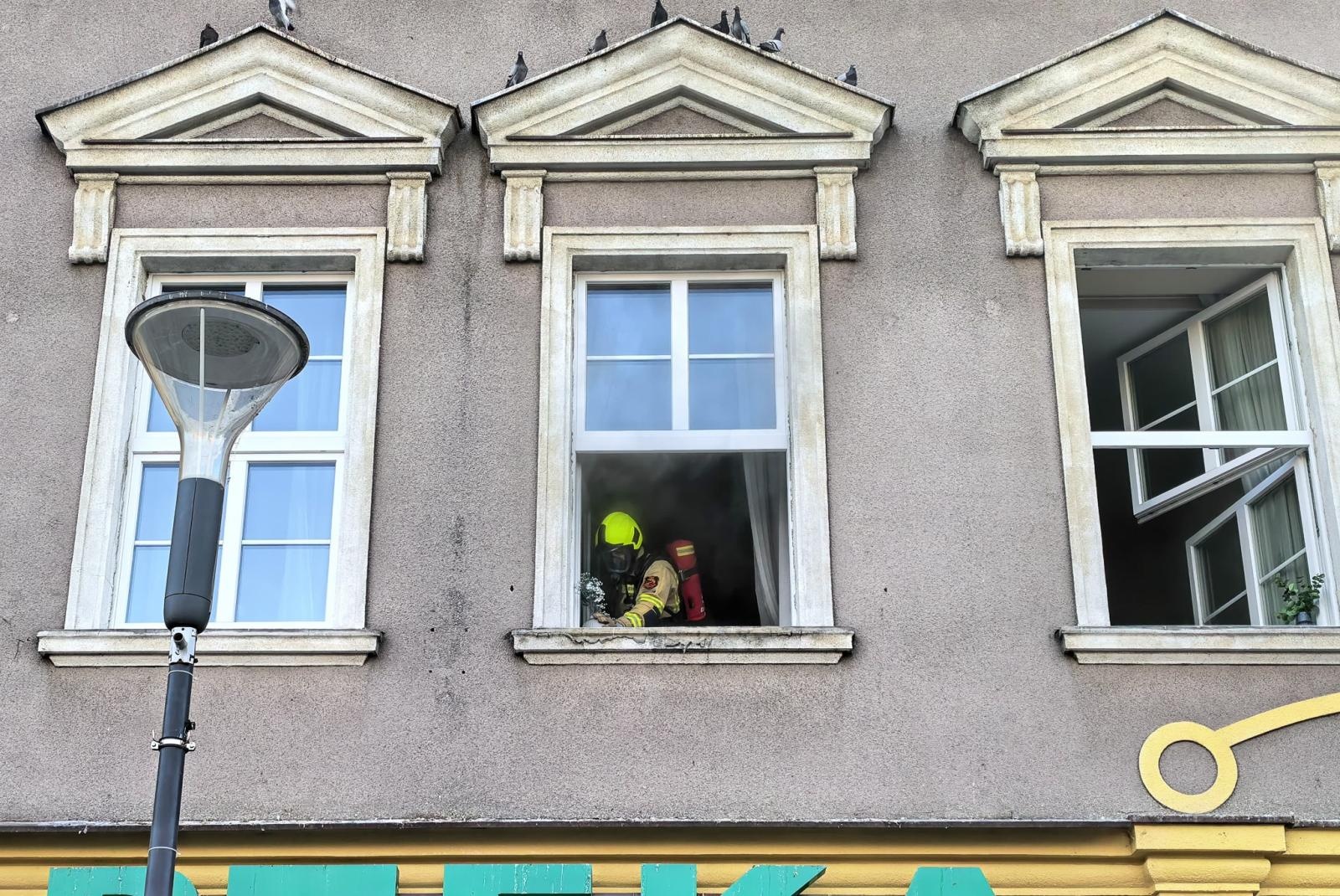 Zdjęcie w galerii na portalu naszraciborz.pl: Pożar mieszkania przy Rynku. W akcji osiem zastępów straży pożarnej wiadomości z regionu