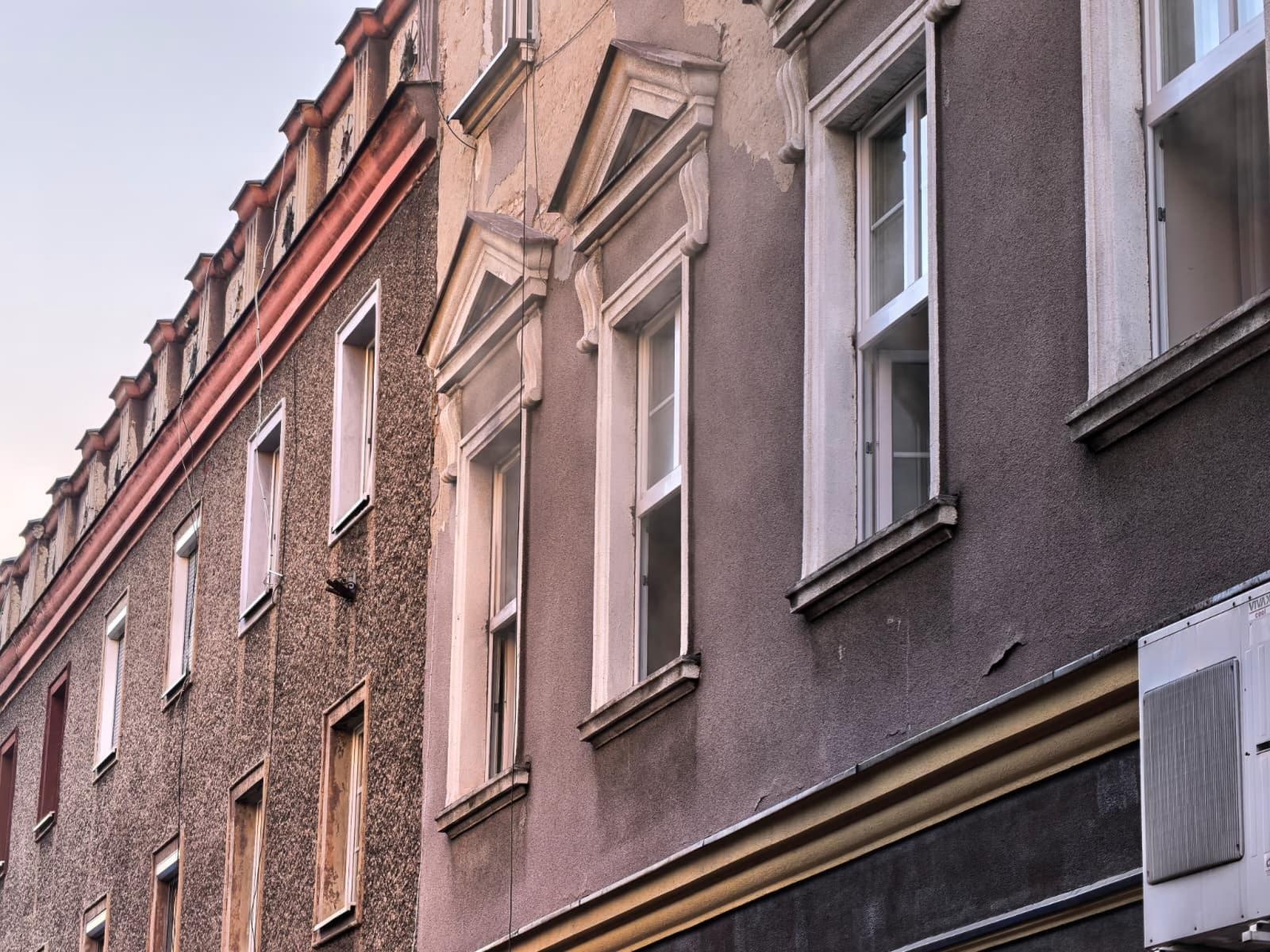 Zdjęcie w galerii na portalu naszraciborz.pl: Pożar mieszkania przy Rynku. W akcji osiem zastępów straży pożarnej wiadomości z regionu
