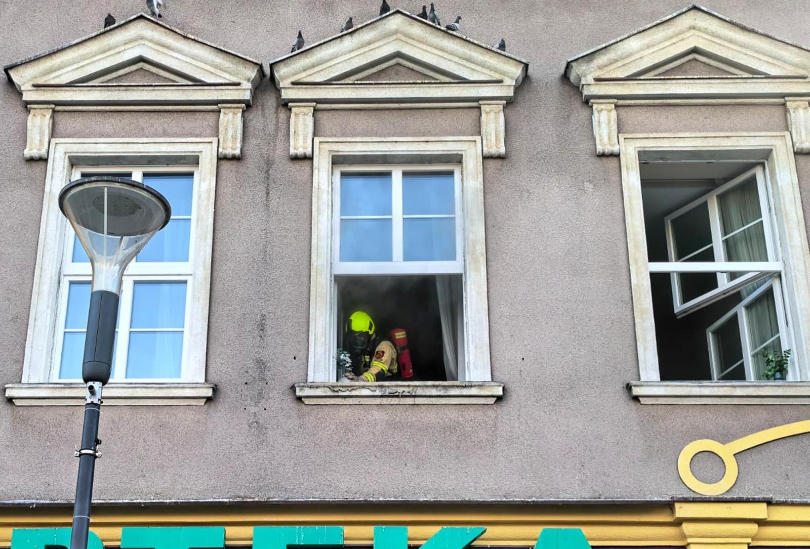 Zdjęcie w galerii na portalu naszraciborz.pl: Pożar mieszkania przy Rynku. W akcji osiem zastępów straży pożarnej wiadomości z regionu