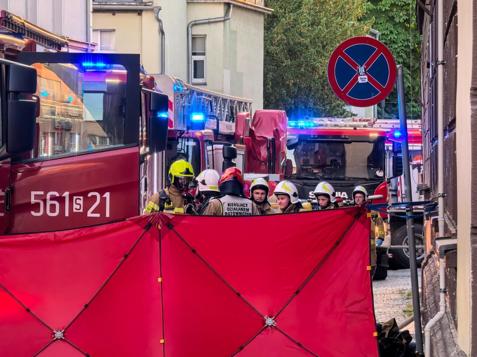 Zdjęcie w galerii na portalu naszraciborz.pl: Pożar mieszkania przy Rynku. W akcji osiem zastępów straży pożarnej wiadomości z regionu