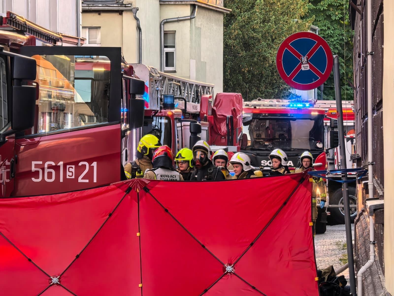 Zdjęcie w galerii na portalu naszraciborz.pl: Pożar mieszkania przy Rynku. W akcji osiem zastępów straży pożarnej wiadomości z regionu