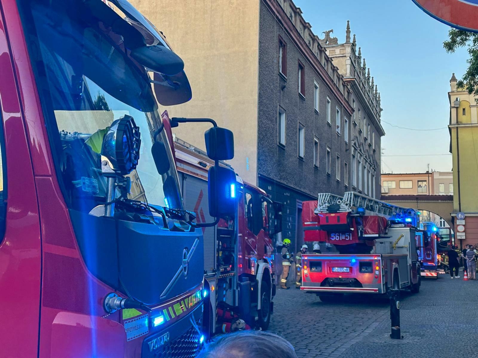 Zdjęcie w galerii na portalu naszraciborz.pl: Pożar mieszkania przy Rynku. W akcji osiem zastępów straży pożarnej wiadomości z regionu