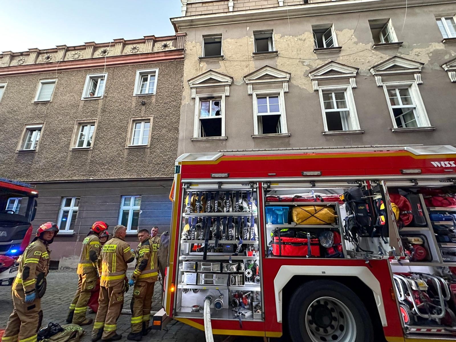 Zdjęcie w galerii na portalu naszraciborz.pl: Pożar mieszkania przy Rynku. W akcji osiem zastępów straży pożarnej wiadomości z regionu
