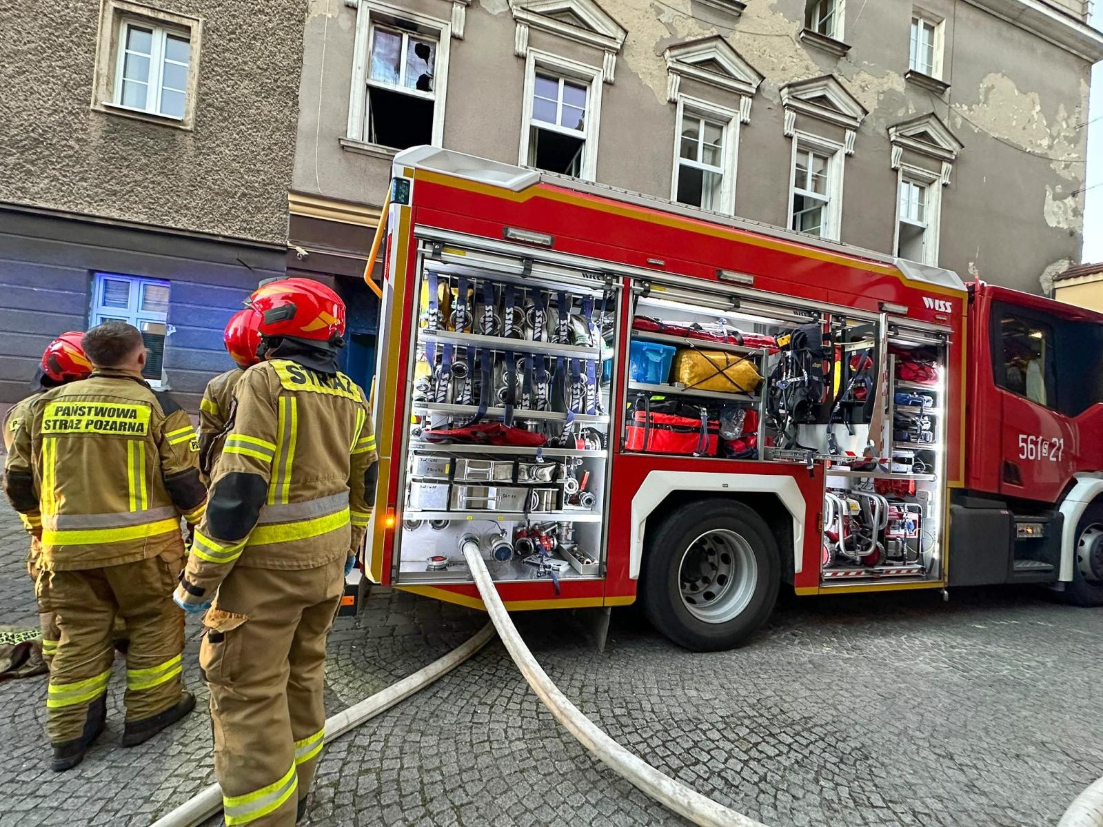 Zdjęcie w galerii na portalu naszraciborz.pl: Pożar mieszkania przy Rynku. W akcji osiem zastępów straży pożarnej wiadomości z regionu