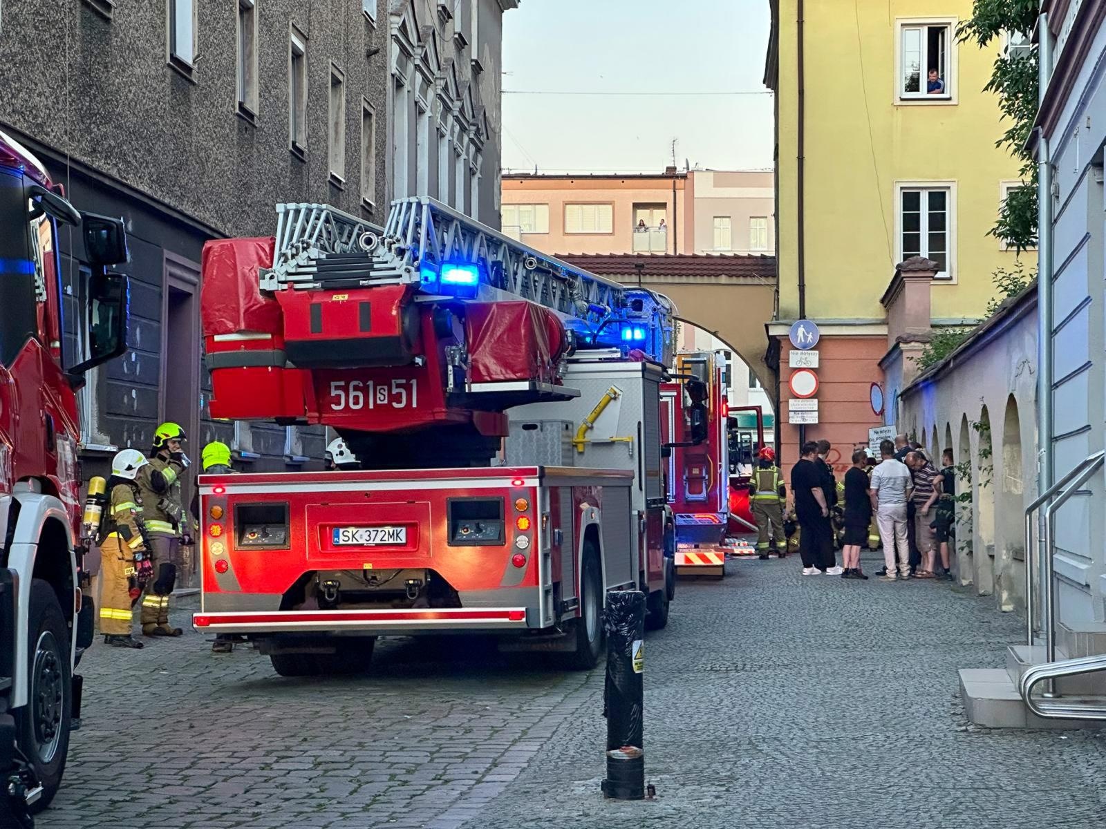 Zdjęcie w galerii na portalu naszraciborz.pl: Pożar mieszkania przy Rynku. W akcji osiem zastępów straży pożarnej wiadomości z regionu