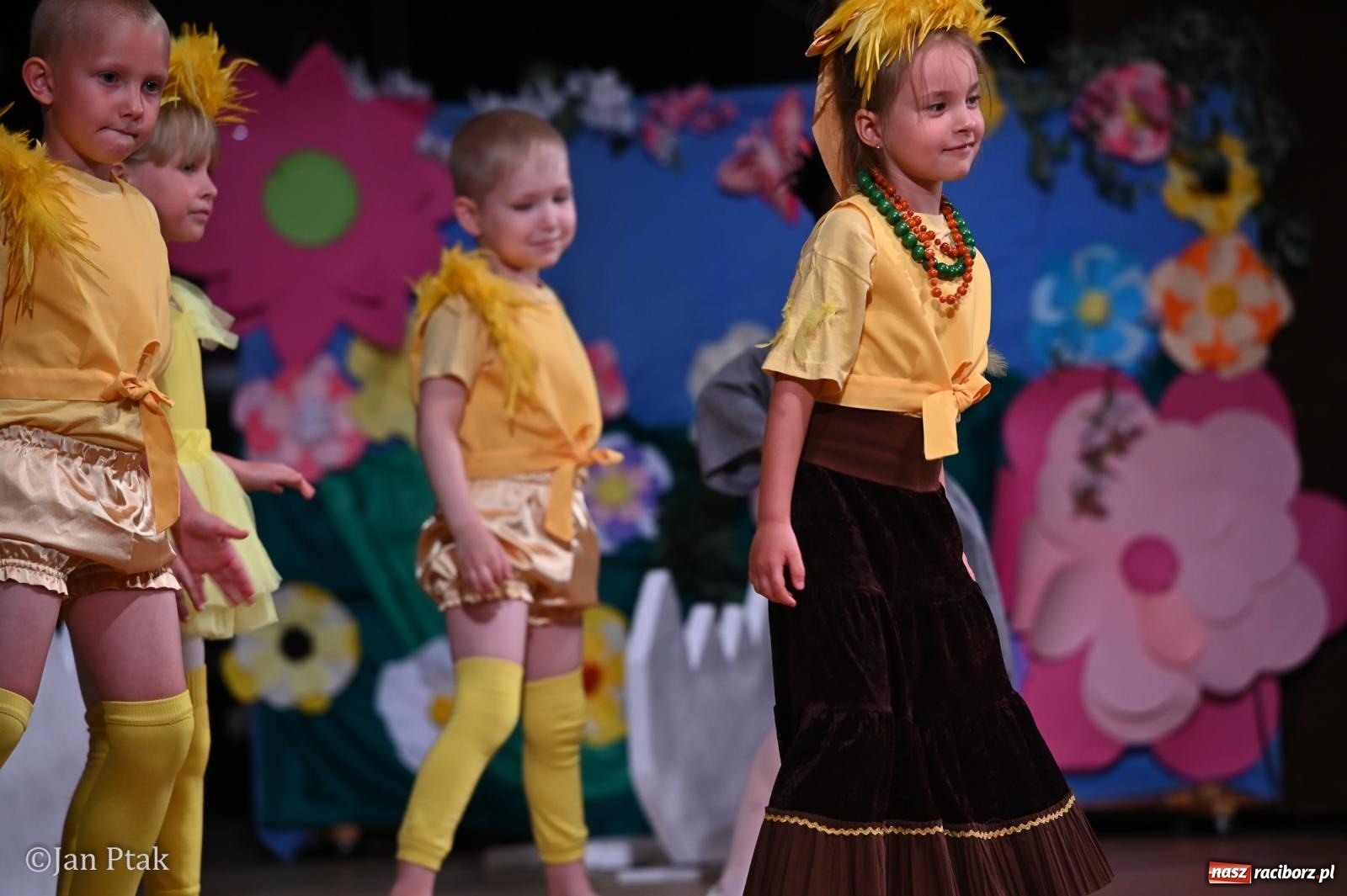 Zdjęcie w galerii na portalu naszraciborz.pl: Dzieci dla rodziców na scenie Raciborskiego Centrum Kultury [FOTO i WIDEO] wiadomości z regionu