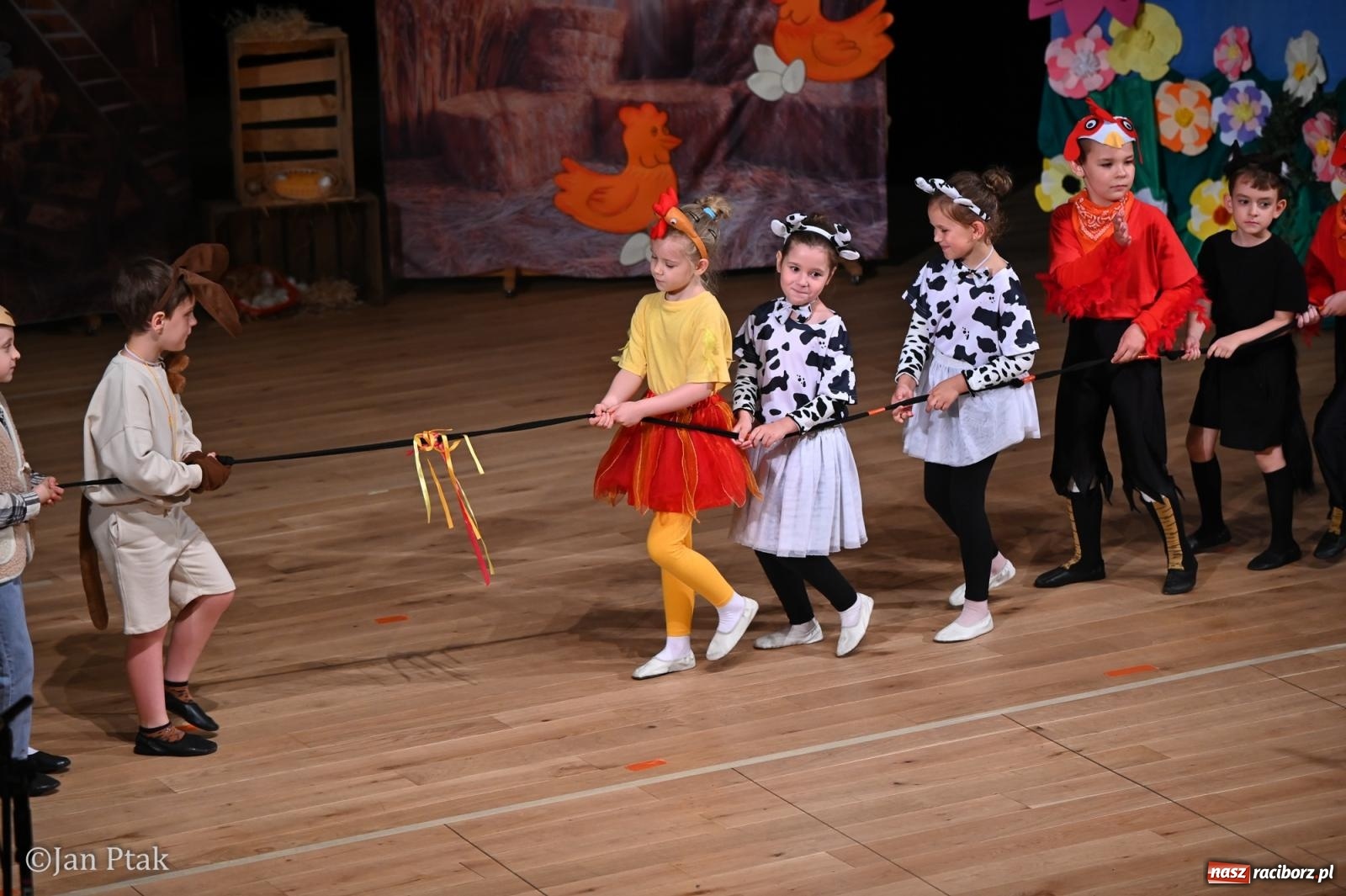 Zdjęcie w galerii na portalu naszraciborz.pl: Dzieci dla rodziców na scenie Raciborskiego Centrum Kultury [FOTO i WIDEO] wiadomości z regionu