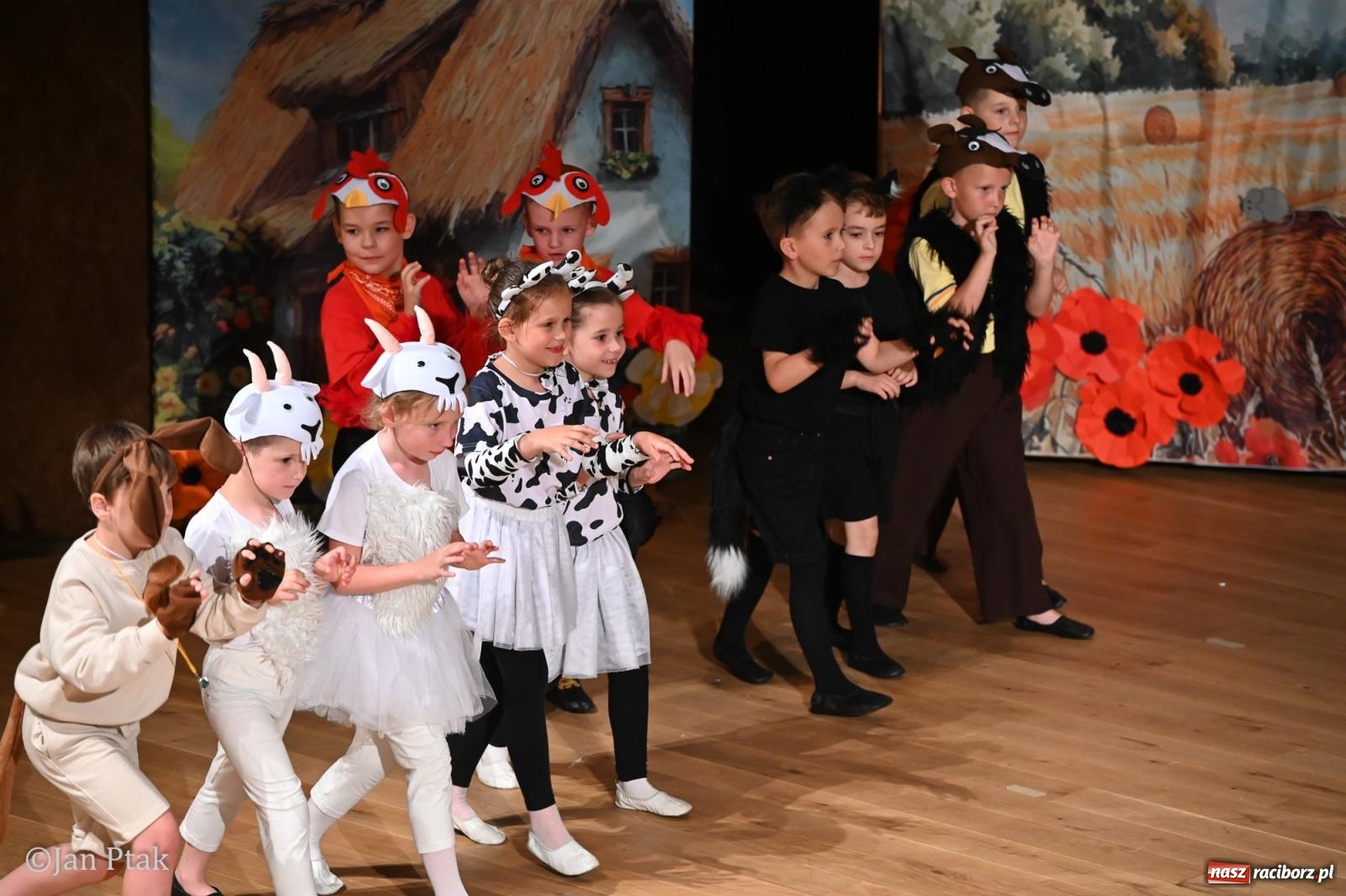 Zdjęcie w galerii na portalu naszraciborz.pl: Dzieci dla rodziców na scenie Raciborskiego Centrum Kultury [FOTO i WIDEO] wiadomości z regionu