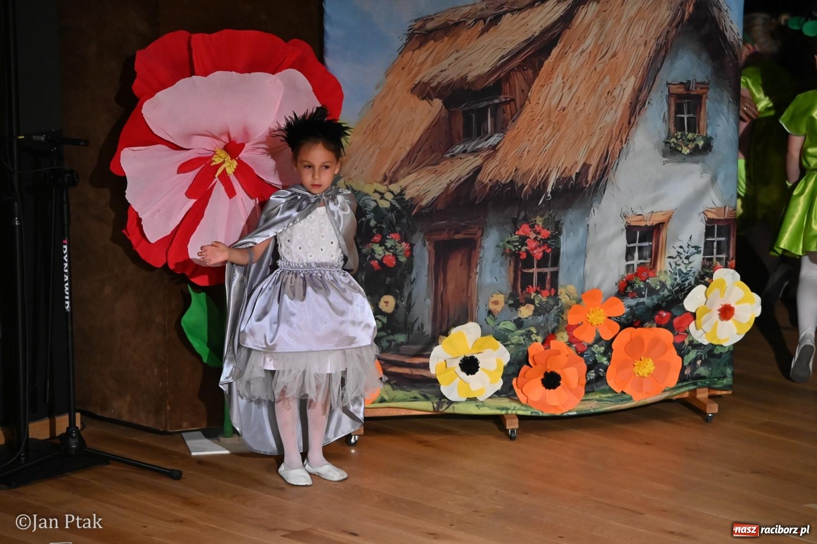 Zdjęcie w galerii na portalu naszraciborz.pl: Dzieci dla rodziców na scenie Raciborskiego Centrum Kultury [FOTO i WIDEO] wiadomości z regionu