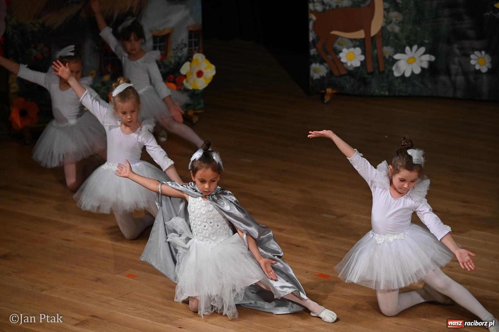 Zdjęcie w galerii na portalu naszraciborz.pl: Dzieci dla rodziców na scenie Raciborskiego Centrum Kultury [FOTO i WIDEO] wiadomości z regionu