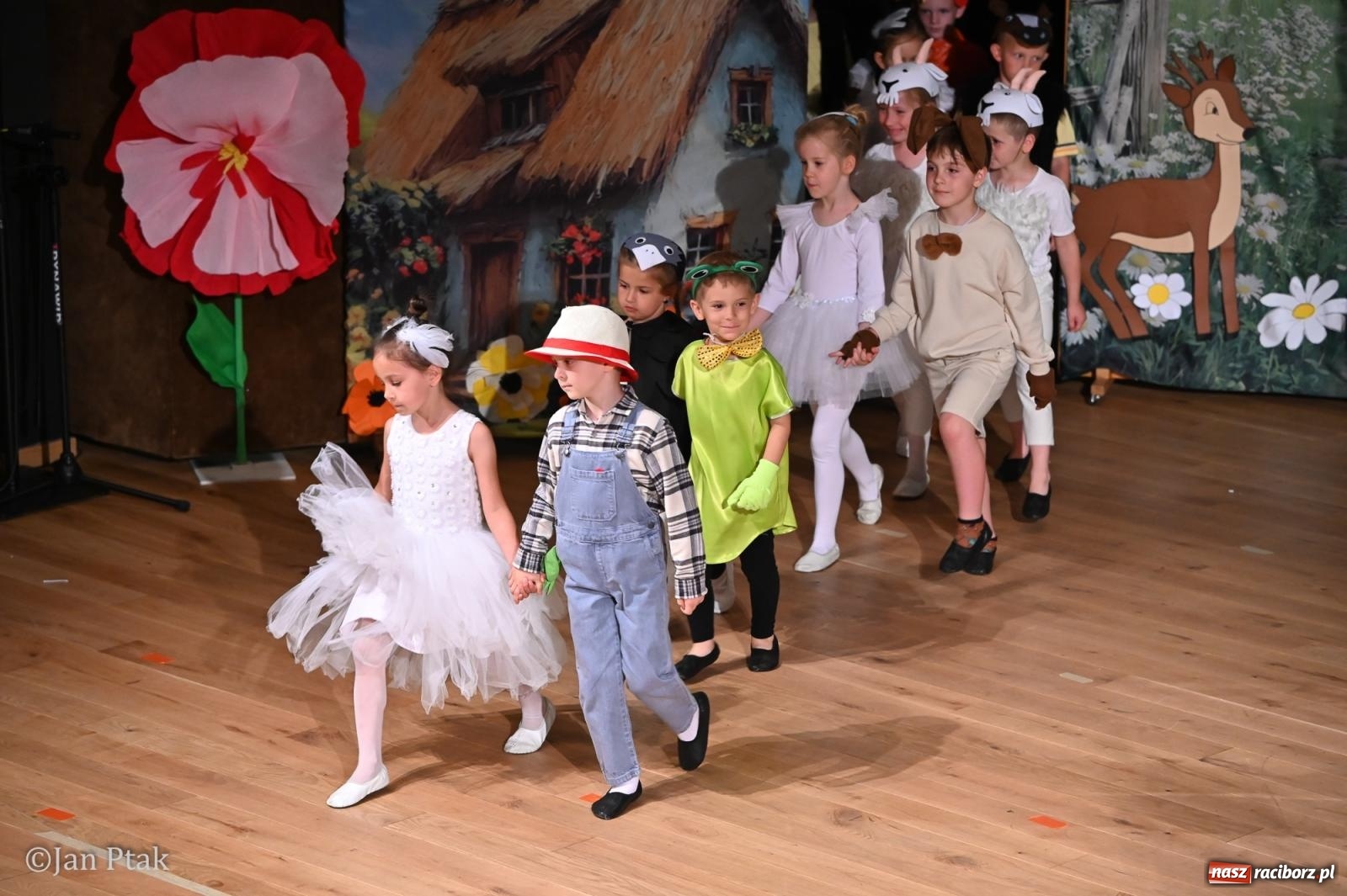 Zdjęcie w galerii na portalu naszraciborz.pl: Dzieci dla rodziców na scenie Raciborskiego Centrum Kultury [FOTO i WIDEO] wiadomości z regionu