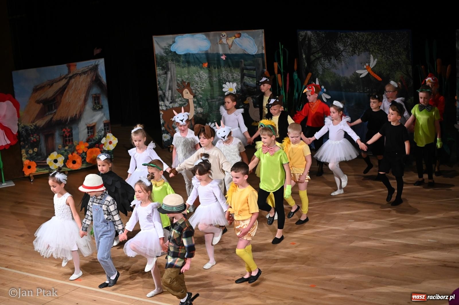 Zdjęcie w galerii na portalu naszraciborz.pl: Dzieci dla rodziców na scenie Raciborskiego Centrum Kultury [FOTO i WIDEO] wiadomości z regionu