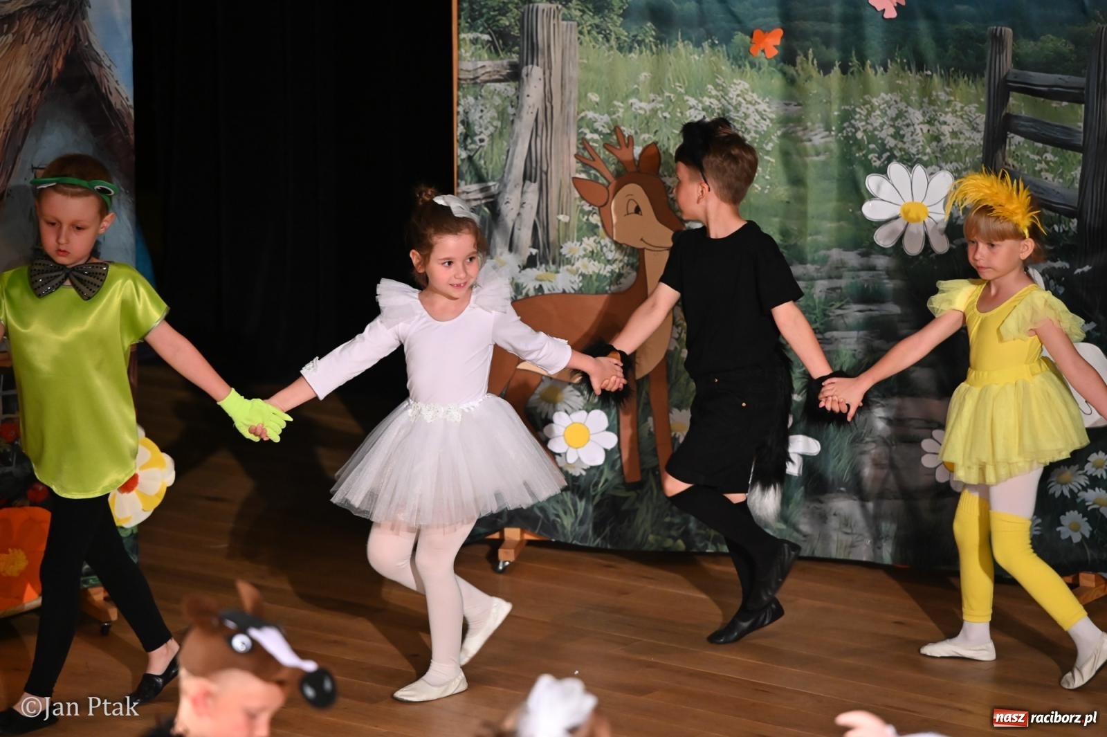Zdjęcie w galerii na portalu naszraciborz.pl: Dzieci dla rodziców na scenie Raciborskiego Centrum Kultury [FOTO i WIDEO] wiadomości z regionu
