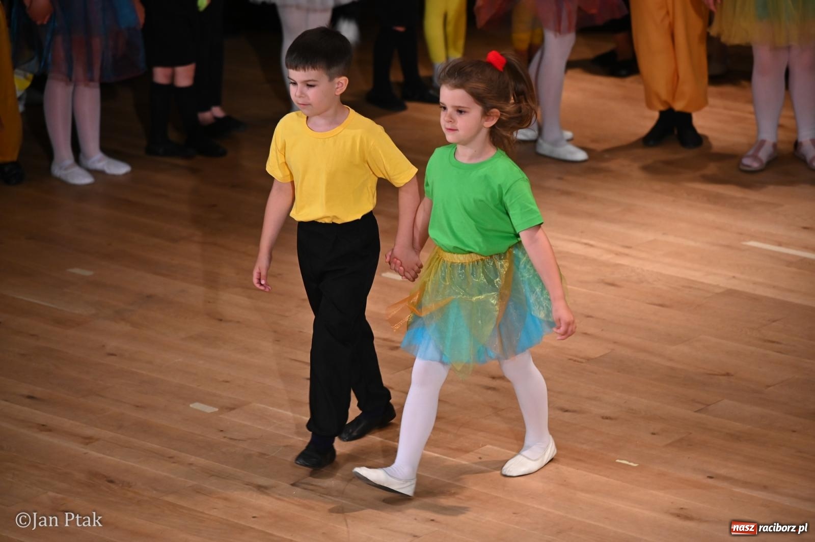 Zdjęcie w galerii na portalu naszraciborz.pl: Dzieci dla rodziców na scenie Raciborskiego Centrum Kultury [FOTO i WIDEO] wiadomości z regionu