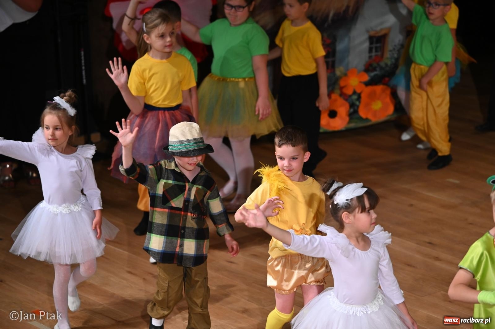 Zdjęcie w galerii na portalu naszraciborz.pl: Dzieci dla rodziców na scenie Raciborskiego Centrum Kultury [FOTO i WIDEO] wiadomości z regionu