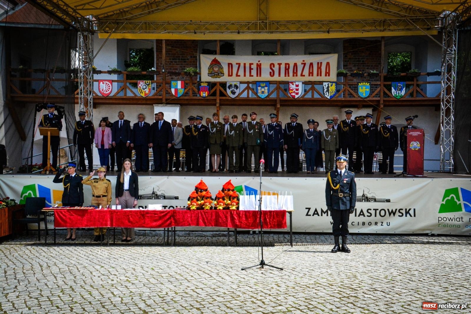 Zdjęcie w galerii na portalu naszraciborz.pl: Strażacy powiatu raciborskiego świętowali na Zamku Piastowskim w Raciborzu [FOTO i WIDEO] wiadomości z regionu