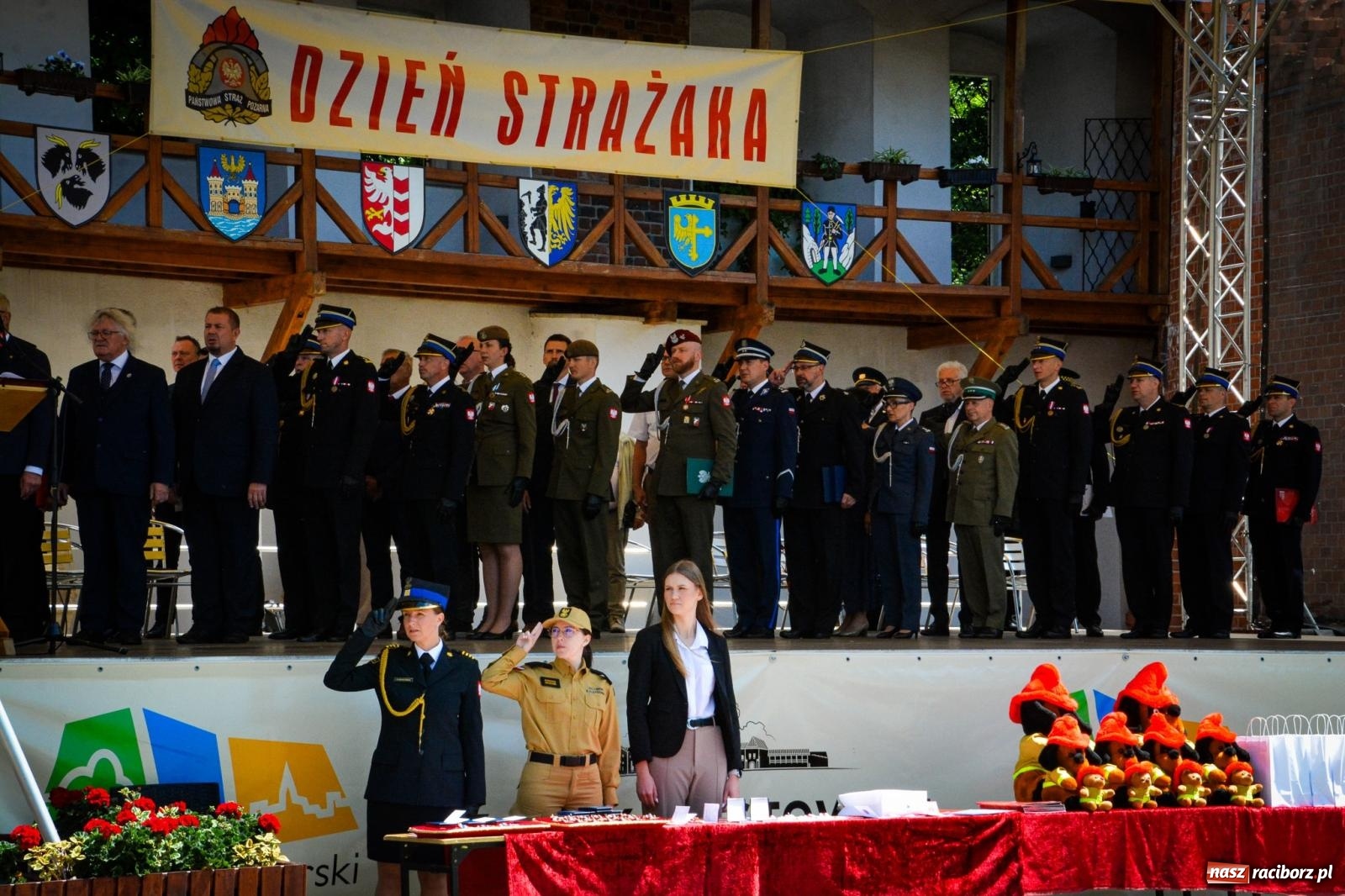 Zdjęcie w galerii na portalu naszraciborz.pl: Strażacy powiatu raciborskiego świętowali na Zamku Piastowskim w Raciborzu [FOTO i WIDEO] wiadomości z regionu