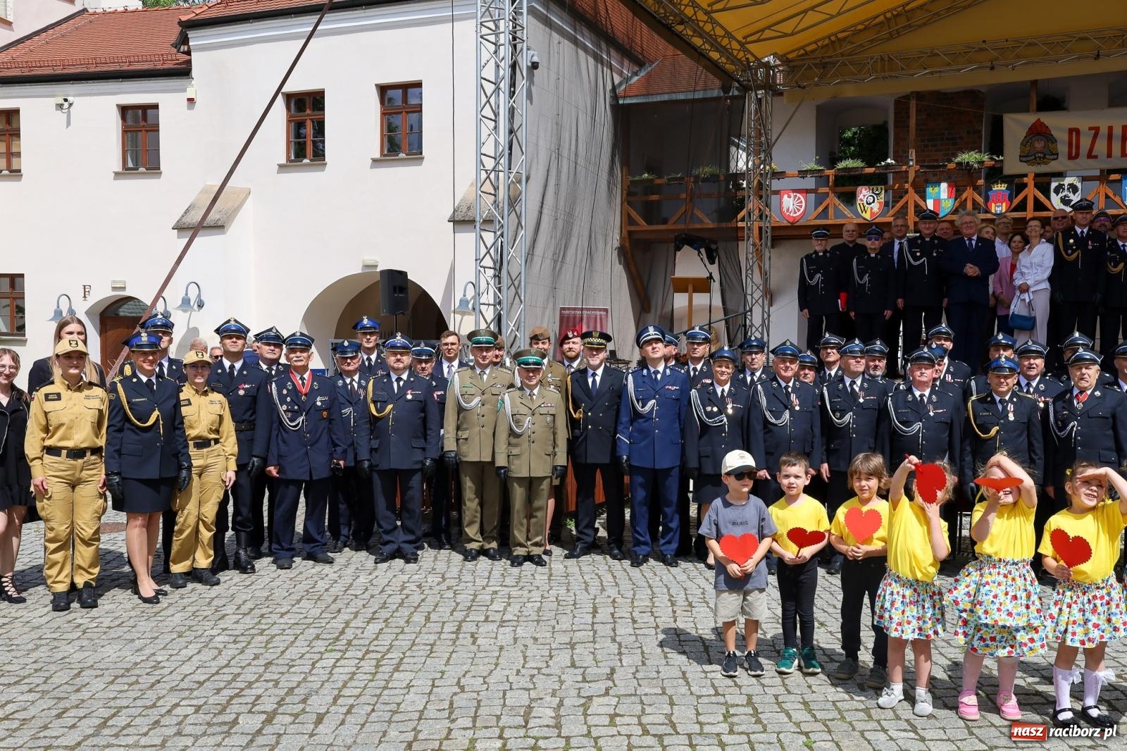Zdjęcie w galerii na portalu naszraciborz.pl: Strażacy powiatu raciborskiego świętowali na Zamku Piastowskim w Raciborzu [FOTO i WIDEO] wiadomości z regionu