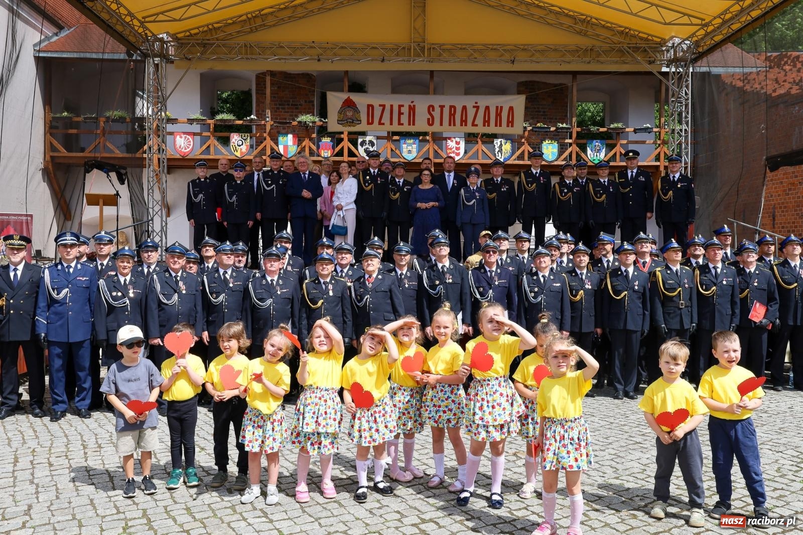 Zdjęcie w galerii na portalu naszraciborz.pl: Strażacy powiatu raciborskiego świętowali na Zamku Piastowskim w Raciborzu [FOTO i WIDEO] wiadomości z regionu