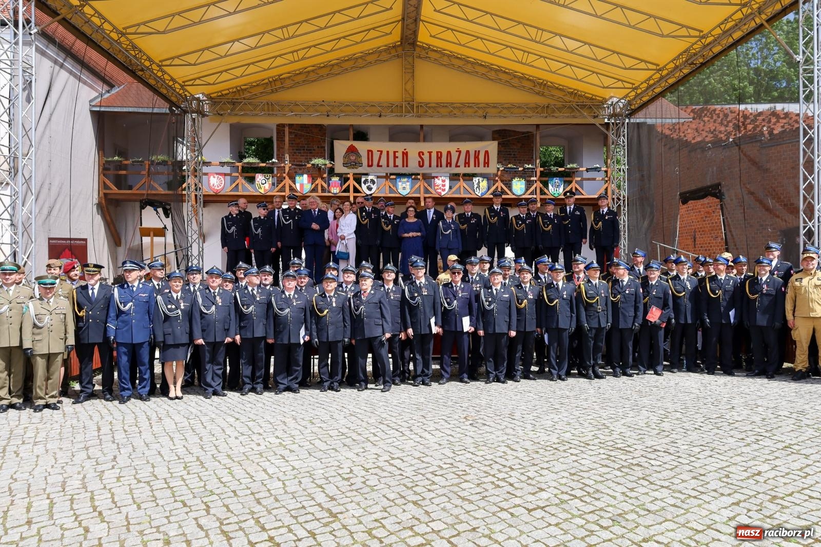 Zdjęcie w galerii na portalu naszraciborz.pl: Strażacy powiatu raciborskiego świętowali na Zamku Piastowskim w Raciborzu [FOTO i WIDEO] wiadomości z regionu
