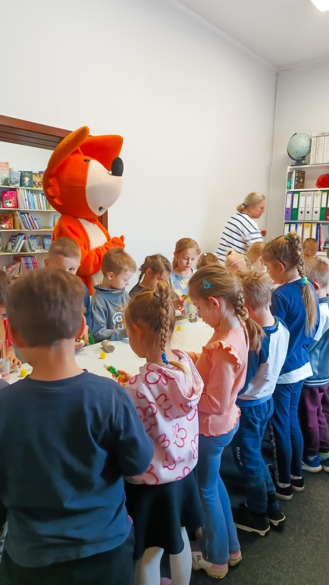 Zdjęcie w galerii na portalu naszraciborz.pl: Ponad 400 dzieci wzięło udział w spotkaniach edukacyjnych z Fenkiem wiadomości z regionu