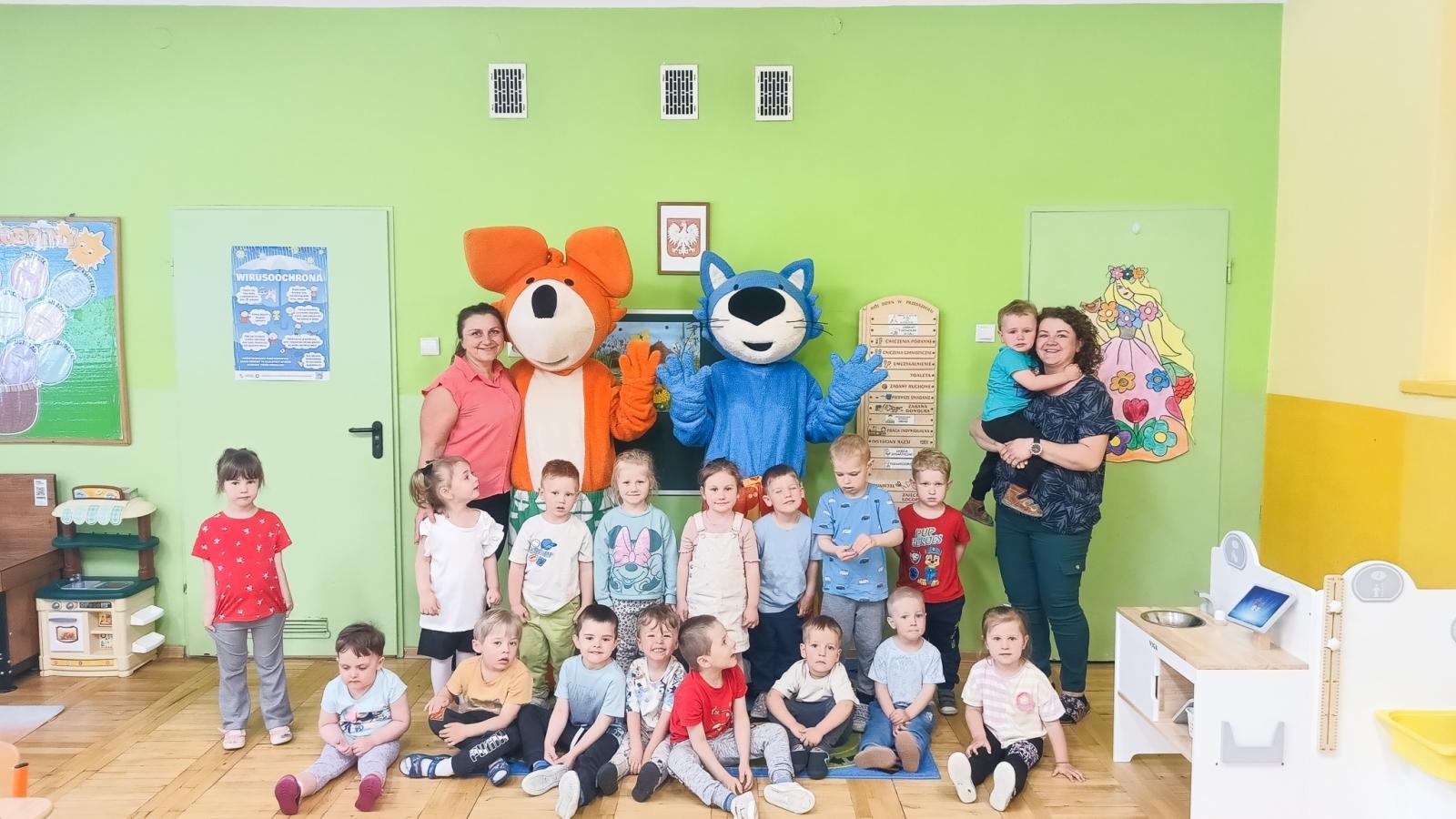 Zdjęcie w galerii na portalu naszraciborz.pl: Ponad 400 dzieci wzięło udział w spotkaniach edukacyjnych z Fenkiem wiadomości z regionu