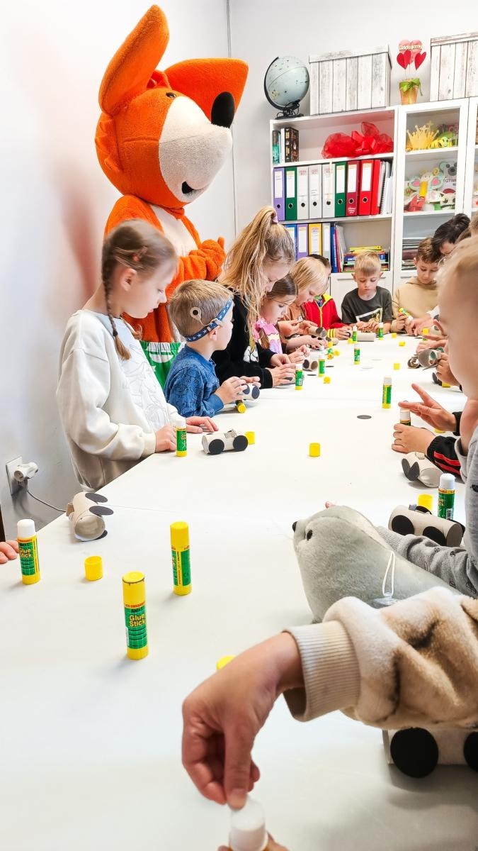 Zdjęcie w galerii na portalu naszraciborz.pl: Ponad 400 dzieci wzięło udział w spotkaniach edukacyjnych z Fenkiem wiadomości z regionu