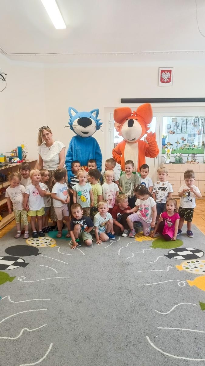Zdjęcie w galerii na portalu naszraciborz.pl: Ponad 400 dzieci wzięło udział w spotkaniach edukacyjnych z Fenkiem wiadomości z regionu