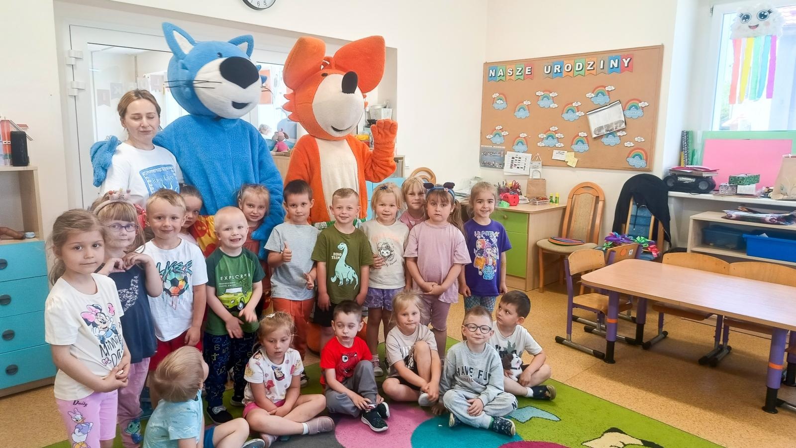 Zdjęcie w galerii na portalu naszraciborz.pl: Ponad 400 dzieci wzięło udział w spotkaniach edukacyjnych z Fenkiem wiadomości z regionu