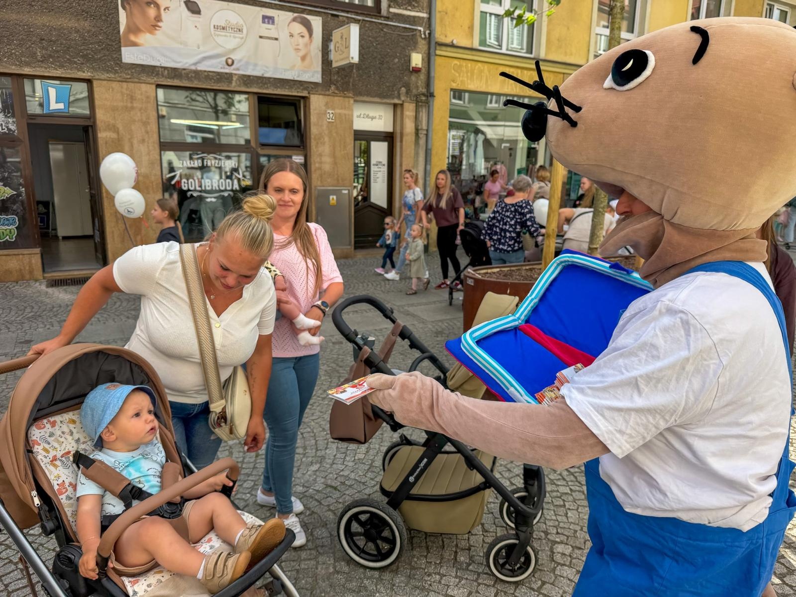 Zdjęcie w galerii na portalu naszraciborz.pl: Dzień Dziecka na Długiej przyciągnął tłumy. Deptak zamienił się w wielki plac zabaw [FOTO, LIVE] wiadomości z regionu