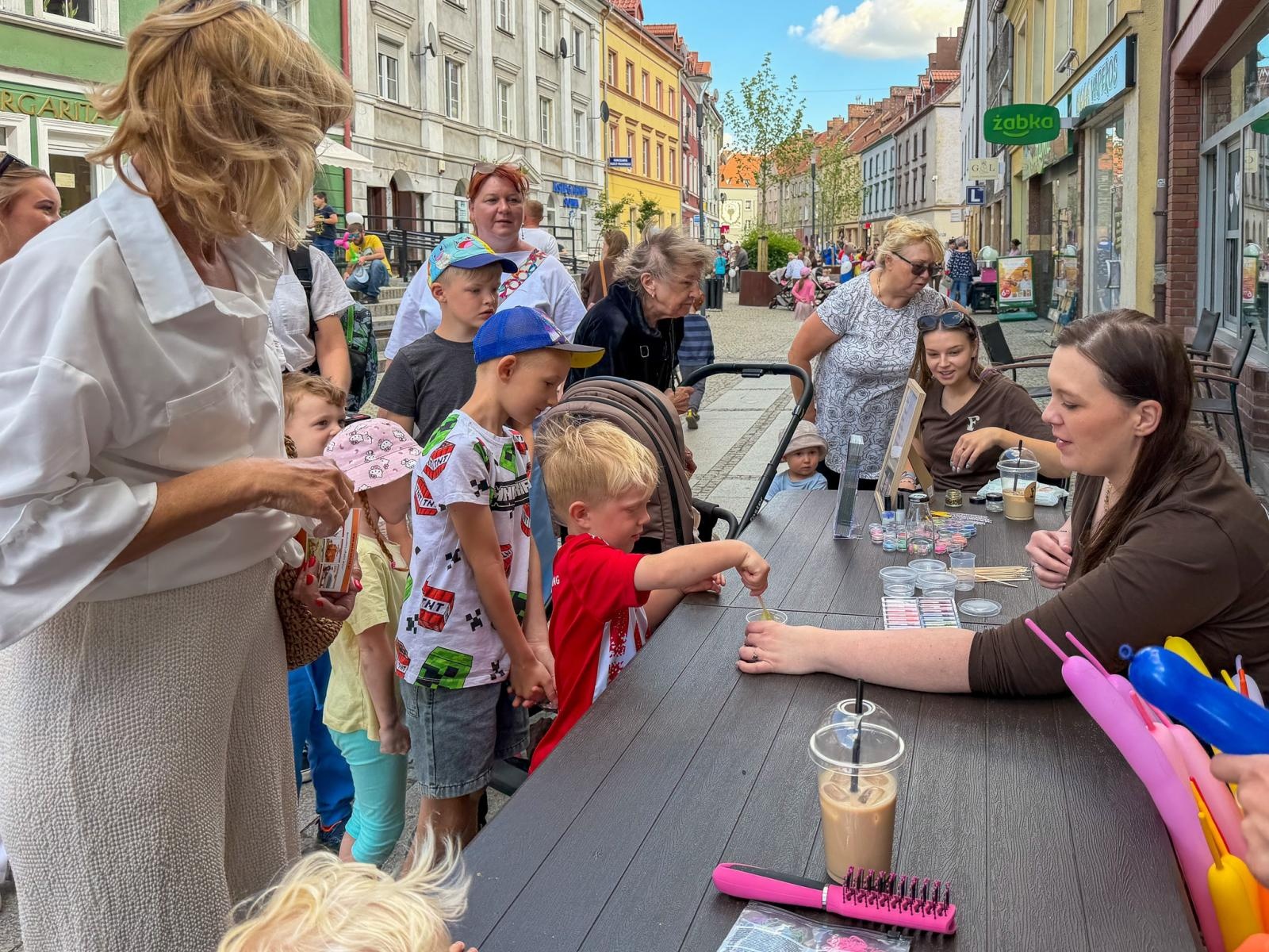 Zdjęcie w galerii na portalu naszraciborz.pl: Dzień Dziecka na Długiej przyciągnął tłumy. Deptak zamienił się w wielki plac zabaw [FOTO, LIVE] wiadomości z regionu