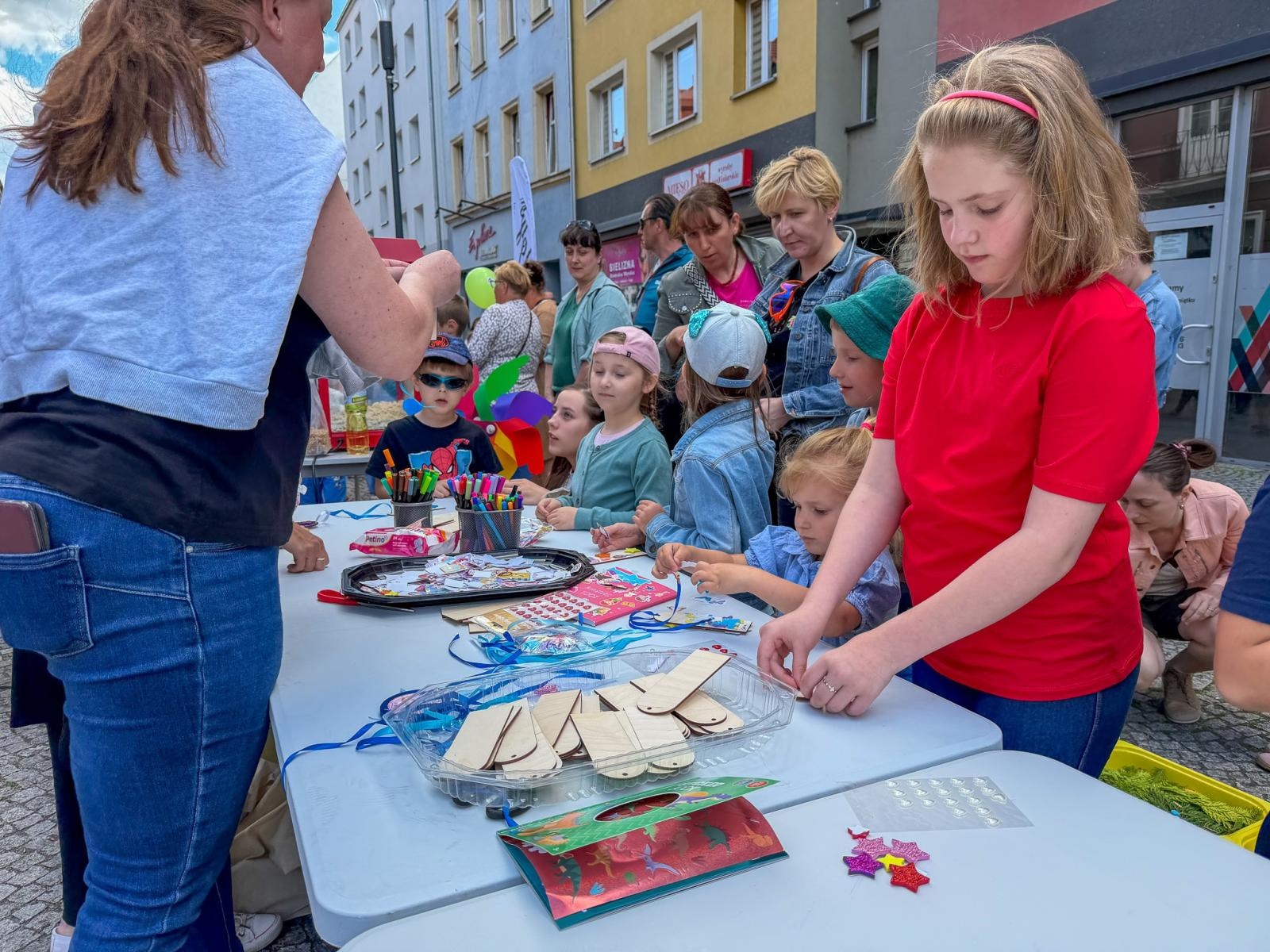 Zdjęcie w galerii na portalu naszraciborz.pl: Dzień Dziecka na Długiej przyciągnął tłumy. Deptak zamienił się w wielki plac zabaw [FOTO, LIVE] wiadomości z regionu