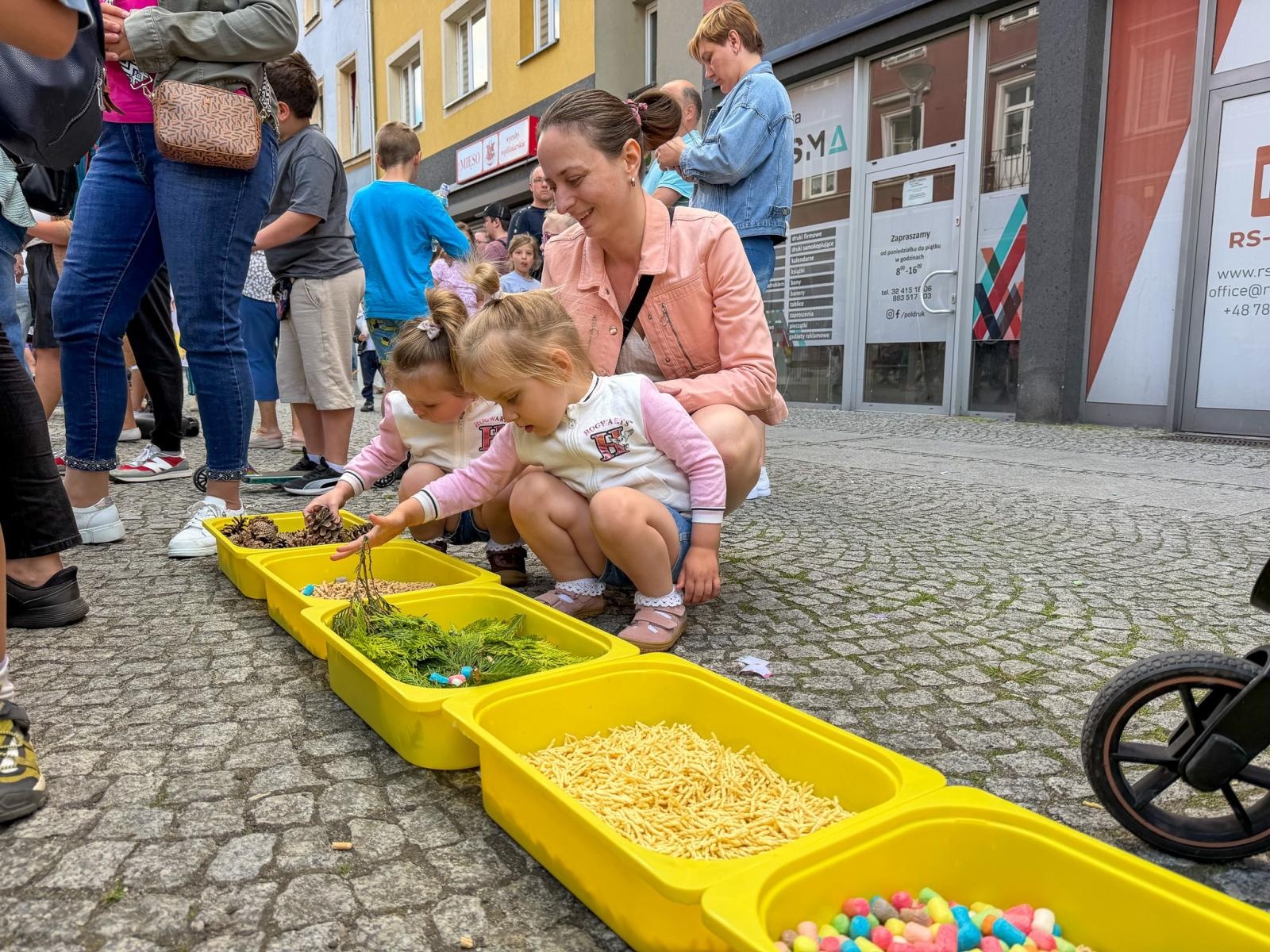 Zdjęcie w galerii na portalu naszraciborz.pl: Dzień Dziecka na Długiej przyciągnął tłumy. Deptak zamienił się w wielki plac zabaw [FOTO, LIVE] wiadomości z regionu