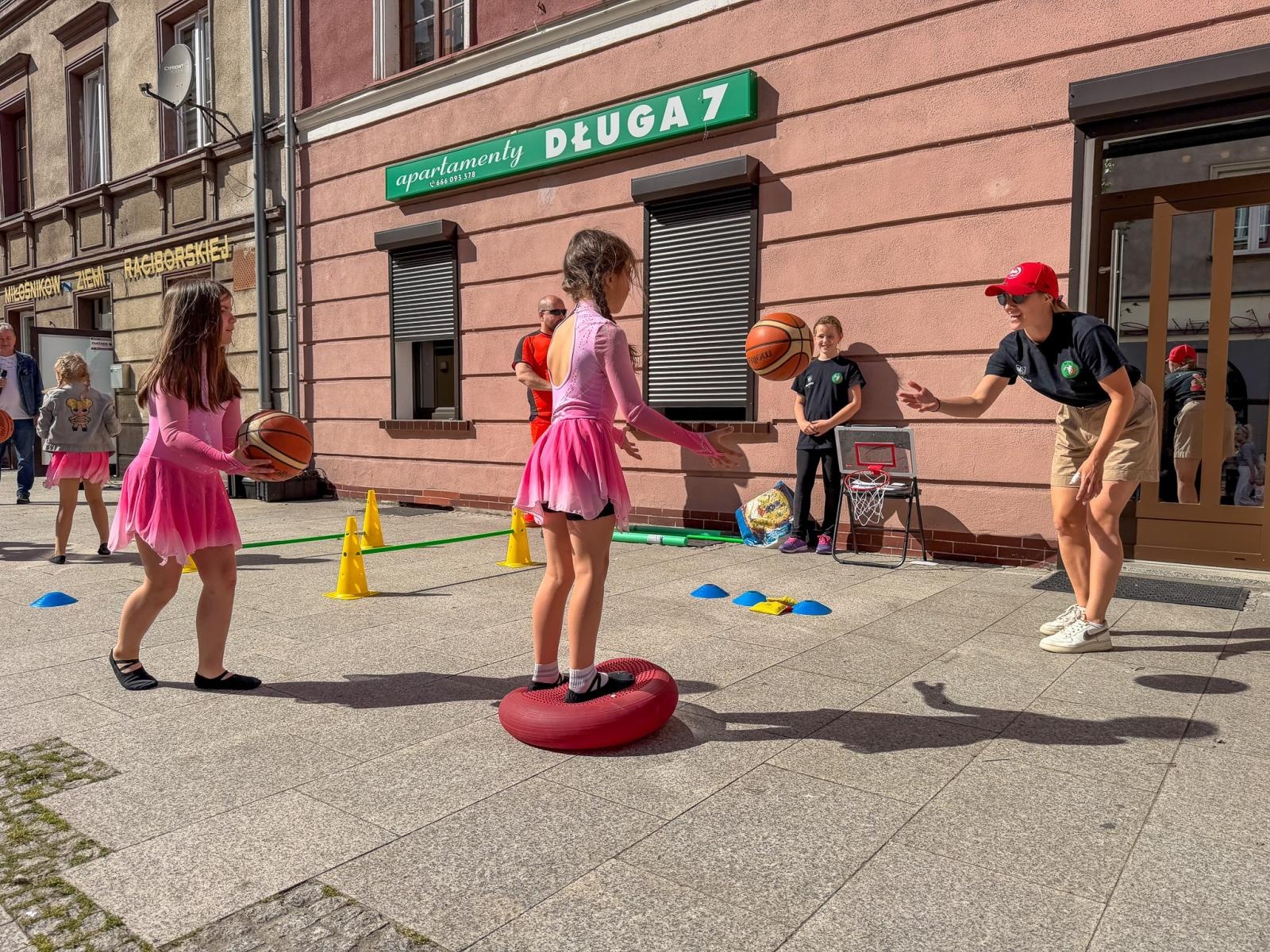 Zdjęcie w galerii na portalu naszraciborz.pl: Dzień Dziecka na Długiej przyciągnął tłumy. Deptak zamienił się w wielki plac zabaw [FOTO, LIVE] wiadomości z regionu