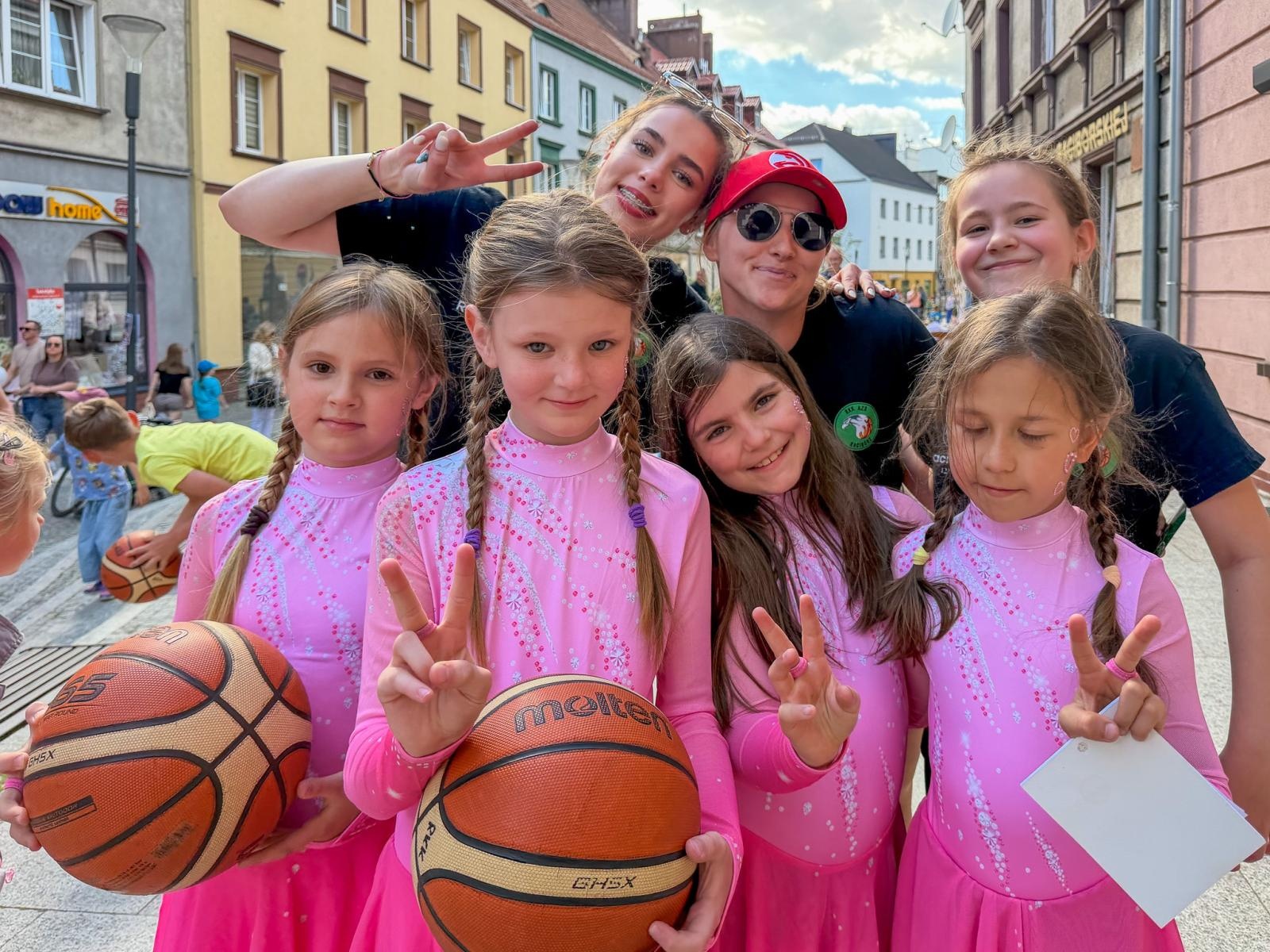 Zdjęcie w galerii na portalu naszraciborz.pl: Dzień Dziecka na Długiej przyciągnął tłumy. Deptak zamienił się w wielki plac zabaw [FOTO, LIVE] wiadomości z regionu