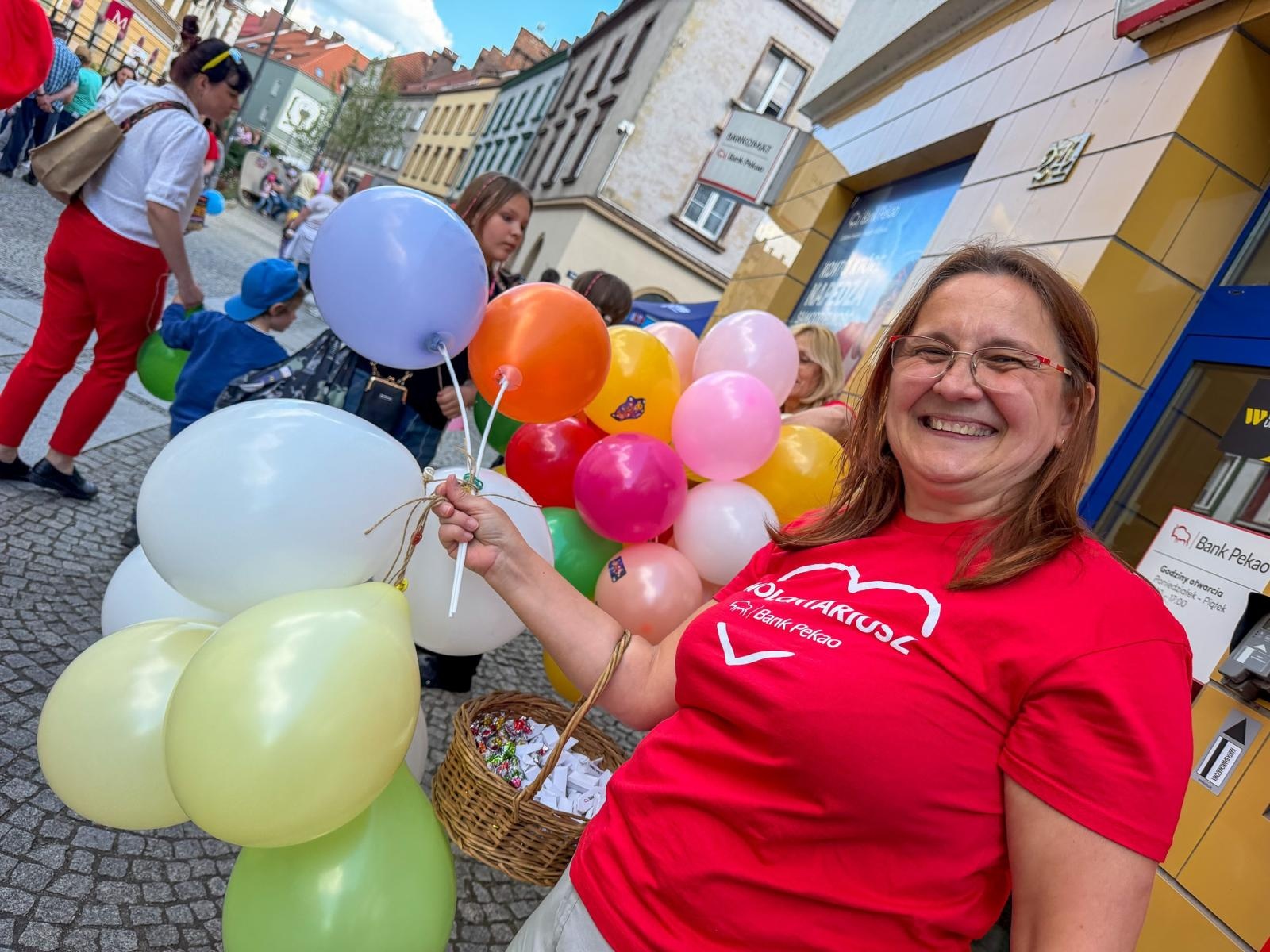 Zdjęcie w galerii na portalu naszraciborz.pl: Dzień Dziecka na Długiej przyciągnął tłumy. Deptak zamienił się w wielki plac zabaw [FOTO, LIVE] wiadomości z regionu