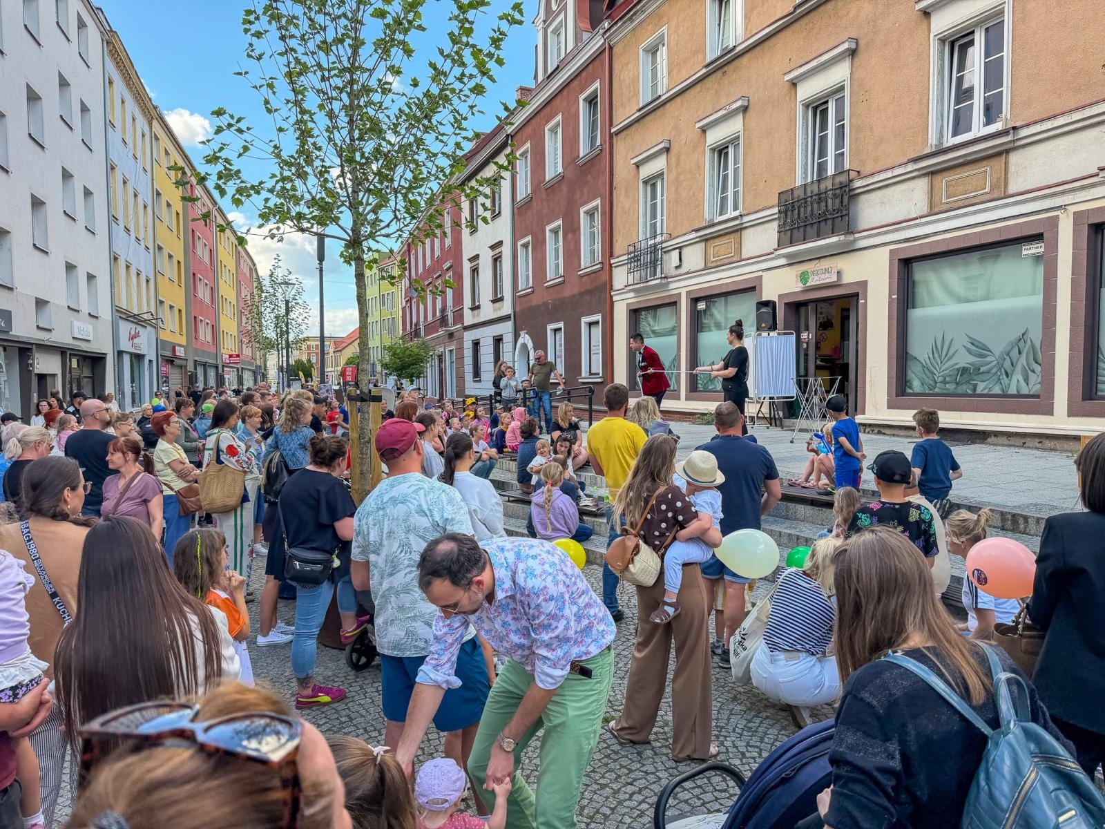 Zdjęcie w galerii na portalu naszraciborz.pl: Dzień Dziecka na Długiej przyciągnął tłumy. Deptak zamienił się w wielki plac zabaw [FOTO, LIVE] wiadomości z regionu
