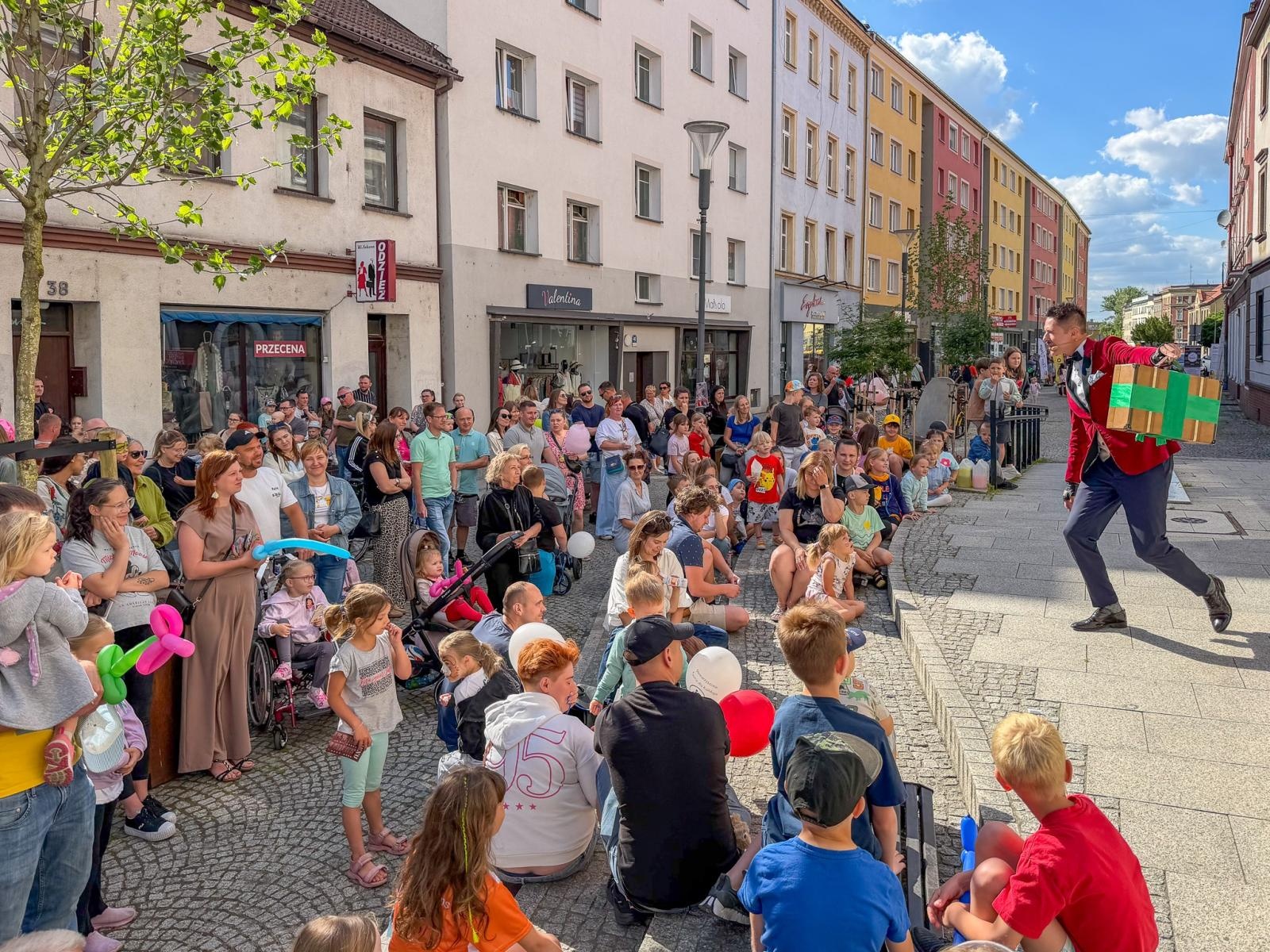 Zdjęcie w galerii na portalu naszraciborz.pl: Dzień Dziecka na Długiej przyciągnął tłumy. Deptak zamienił się w wielki plac zabaw [FOTO, LIVE] wiadomości z regionu