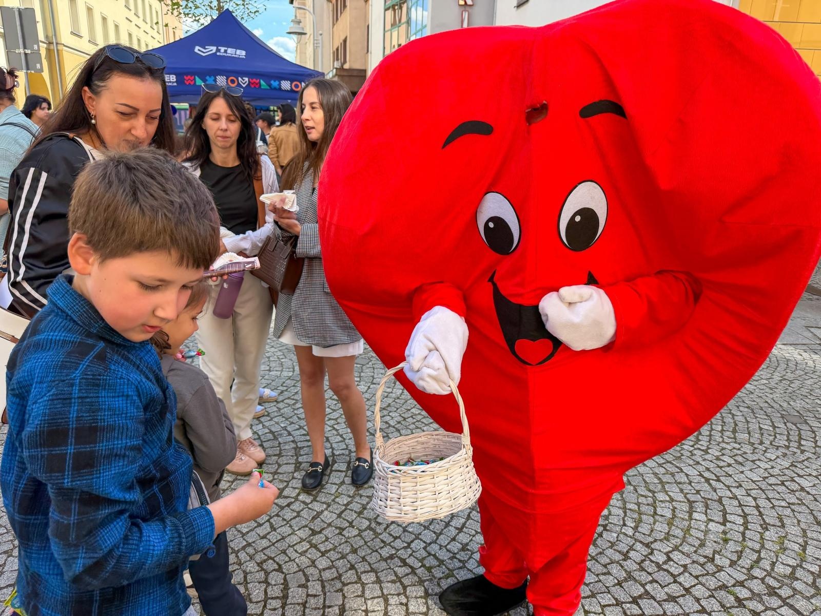 Zdjęcie w galerii na portalu naszraciborz.pl: Dzień Dziecka na Długiej przyciągnął tłumy. Deptak zamienił się w wielki plac zabaw [FOTO, LIVE] wiadomości z regionu