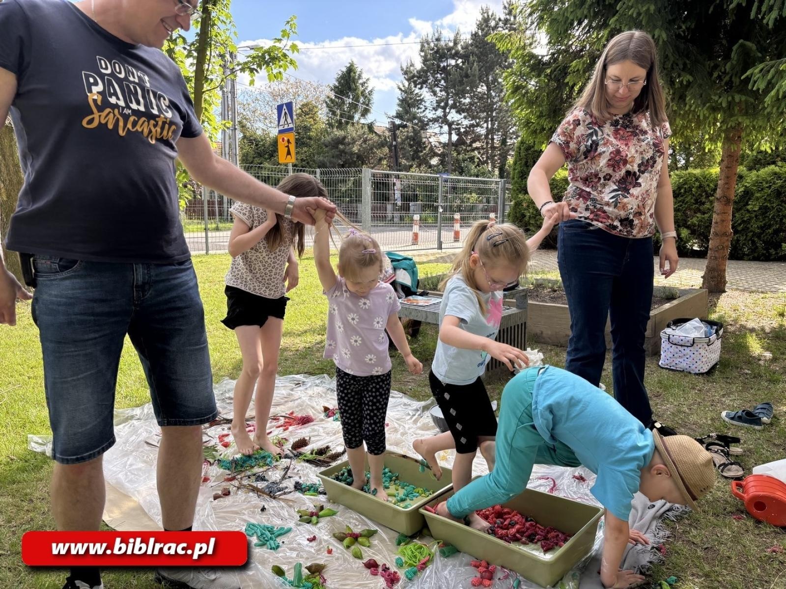 Zdjęcie w galerii na portalu naszraciborz.pl: Sensoryczna przygoda z książką w Filii nr 3 w Ocicach wiadomości z regionu