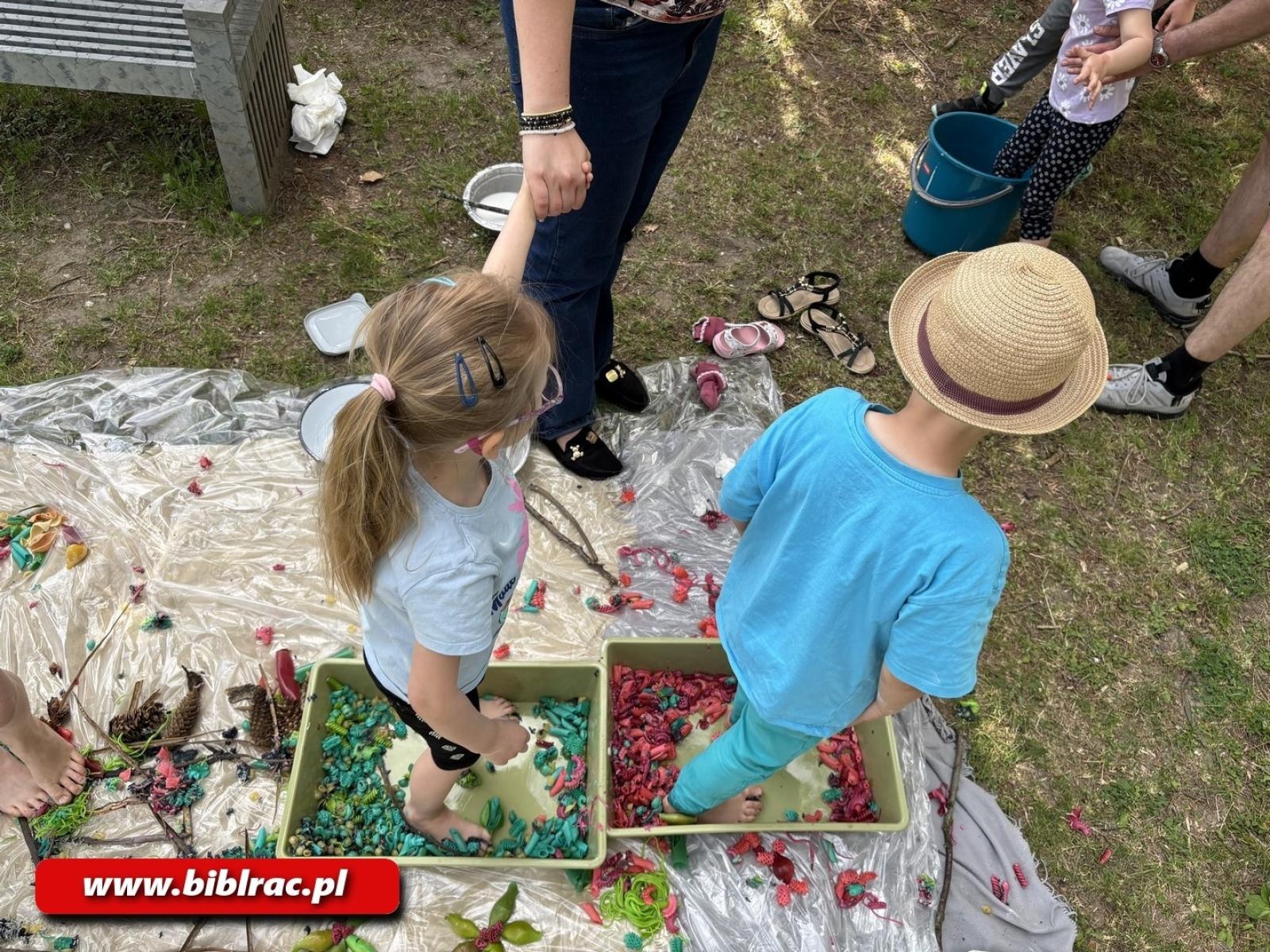 Zdjęcie w galerii na portalu naszraciborz.pl: Sensoryczna przygoda z książką w Filii nr 3 w Ocicach wiadomości z regionu