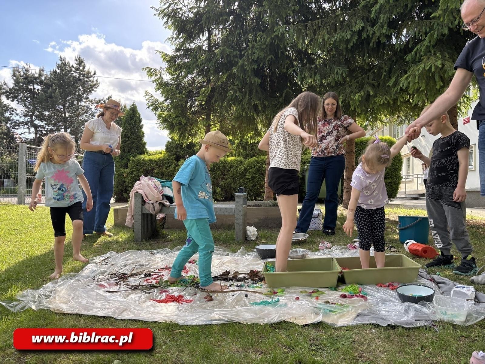 Zdjęcie w galerii na portalu naszraciborz.pl: Sensoryczna przygoda z książką w Filii nr 3 w Ocicach wiadomości z regionu