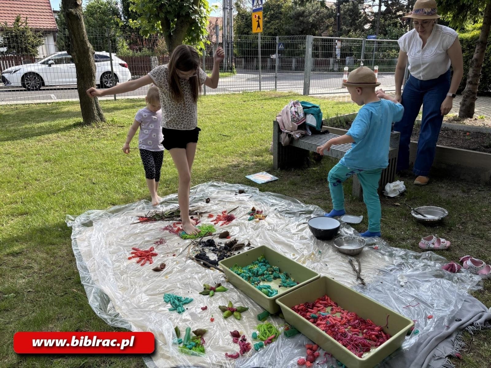 Zdjęcie w galerii na portalu naszraciborz.pl: Sensoryczna przygoda z książką w Filii nr 3 w Ocicach wiadomości z regionu