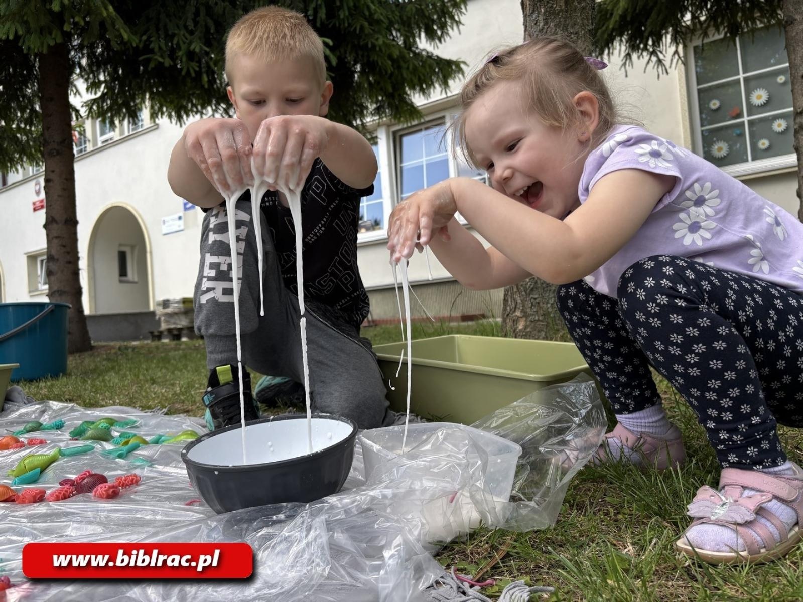 Zdjęcie w galerii na portalu naszraciborz.pl: Sensoryczna przygoda z książką w Filii nr 3 w Ocicach wiadomości z regionu