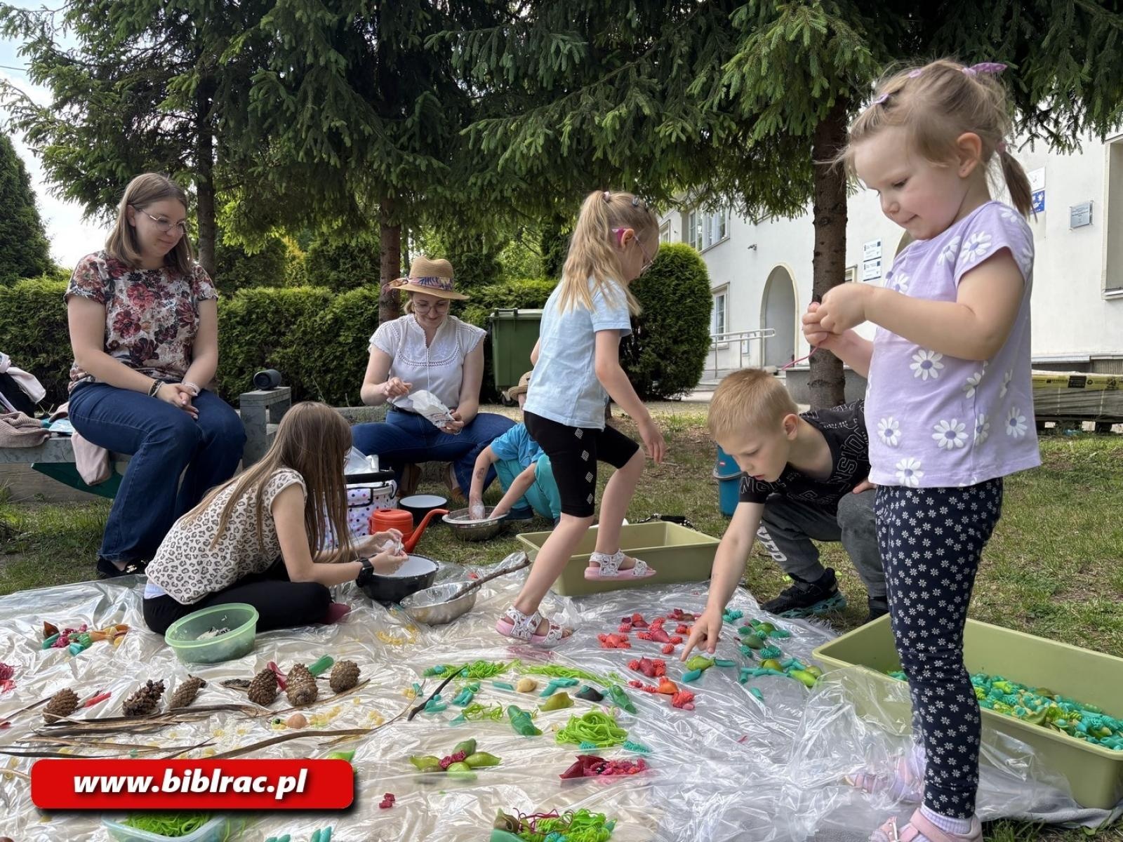 Zdjęcie w galerii na portalu naszraciborz.pl: Sensoryczna przygoda z książką w Filii nr 3 w Ocicach wiadomości z regionu